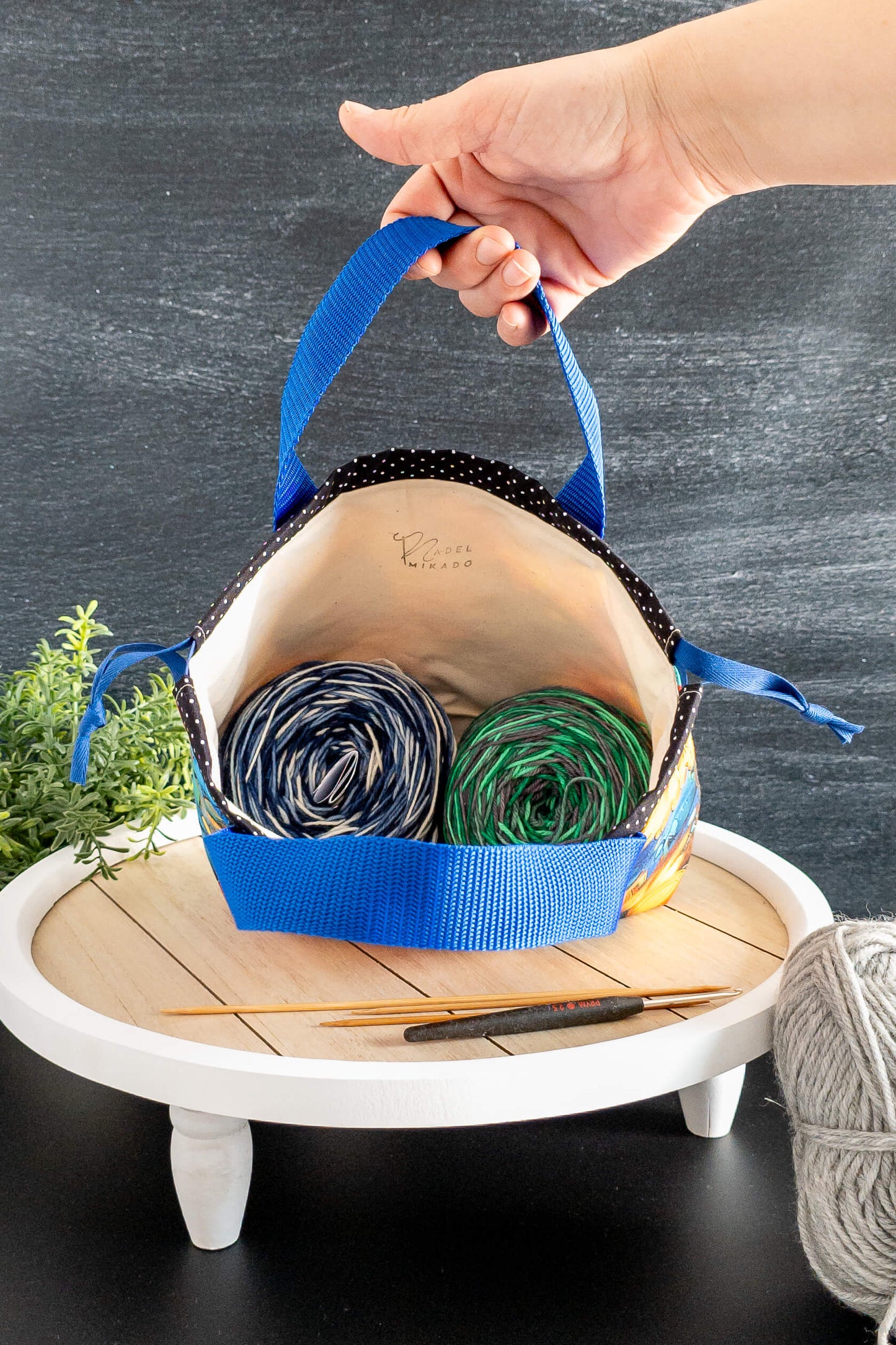 Geöffnete Field Bag mit Wolle und Stricknadeln, ideal organisiert für Sockenprojekte