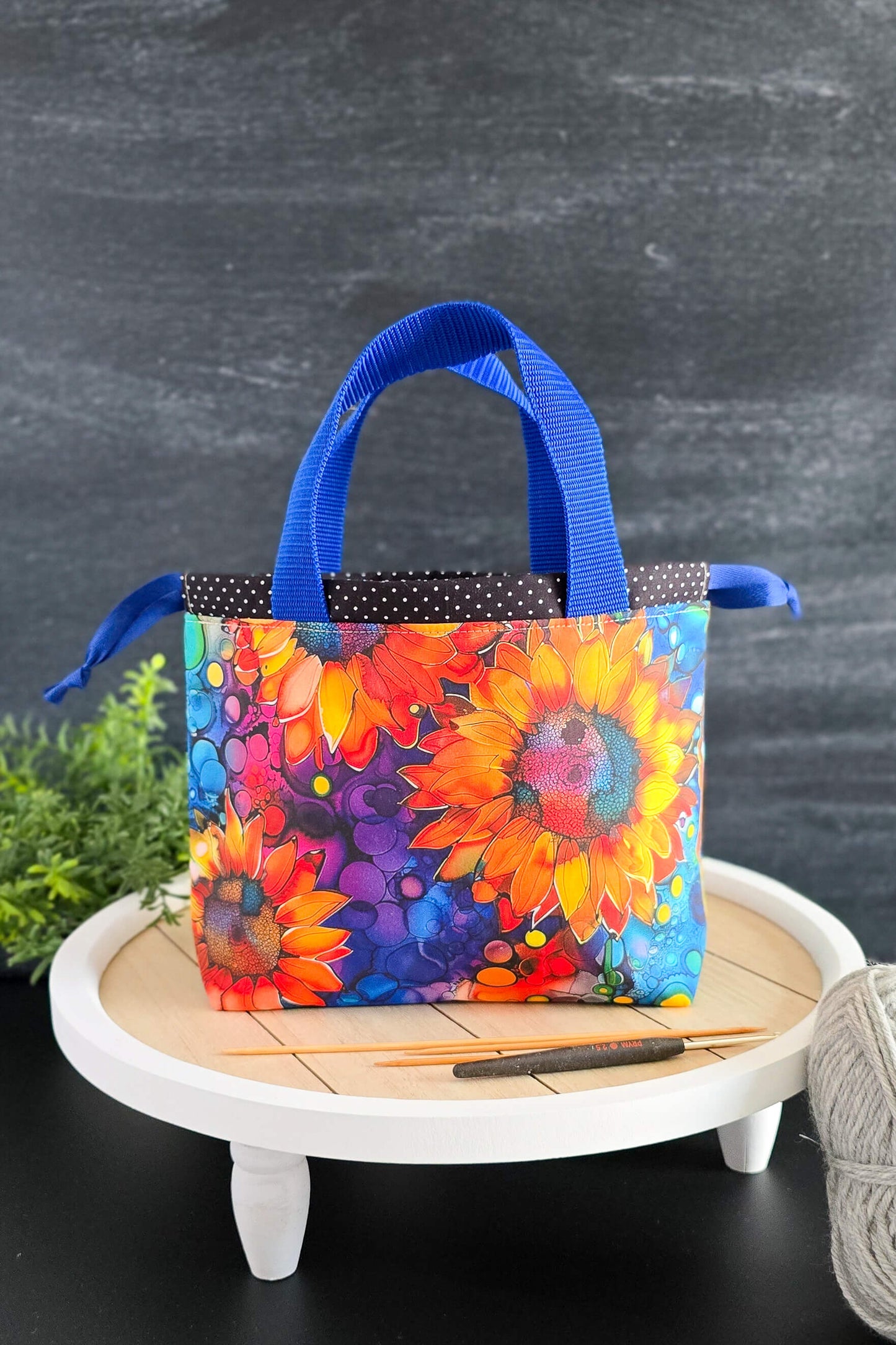 Tasche gefüllt mit Strickzubehör wie Garn, Häkelnadel und Nadelspiel, gut strukturiert