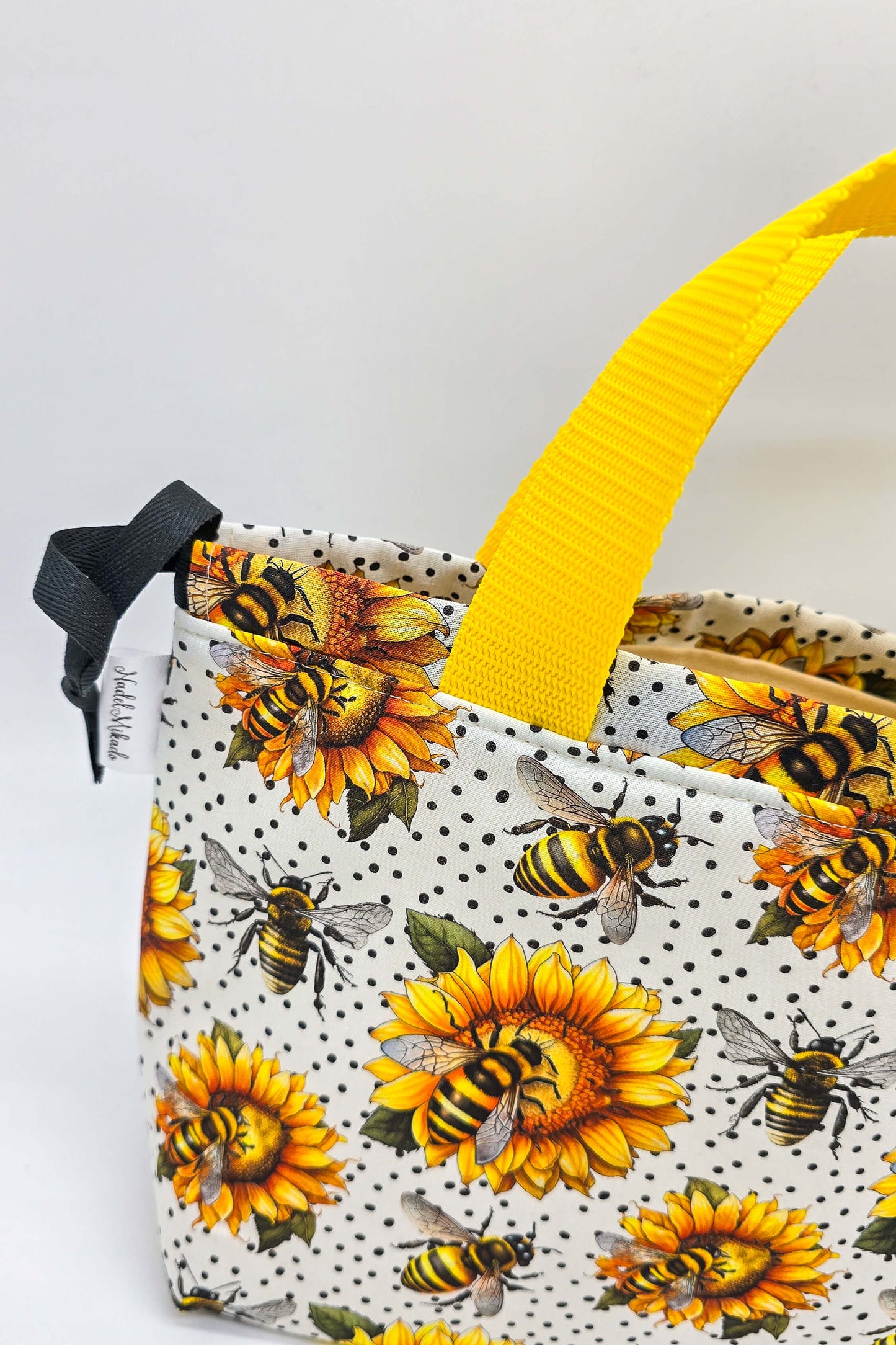 Handgenähte Stricktasche mit Kordelzug und Griffen – perfekt für 200g Wolle und unterwegs nutzbar