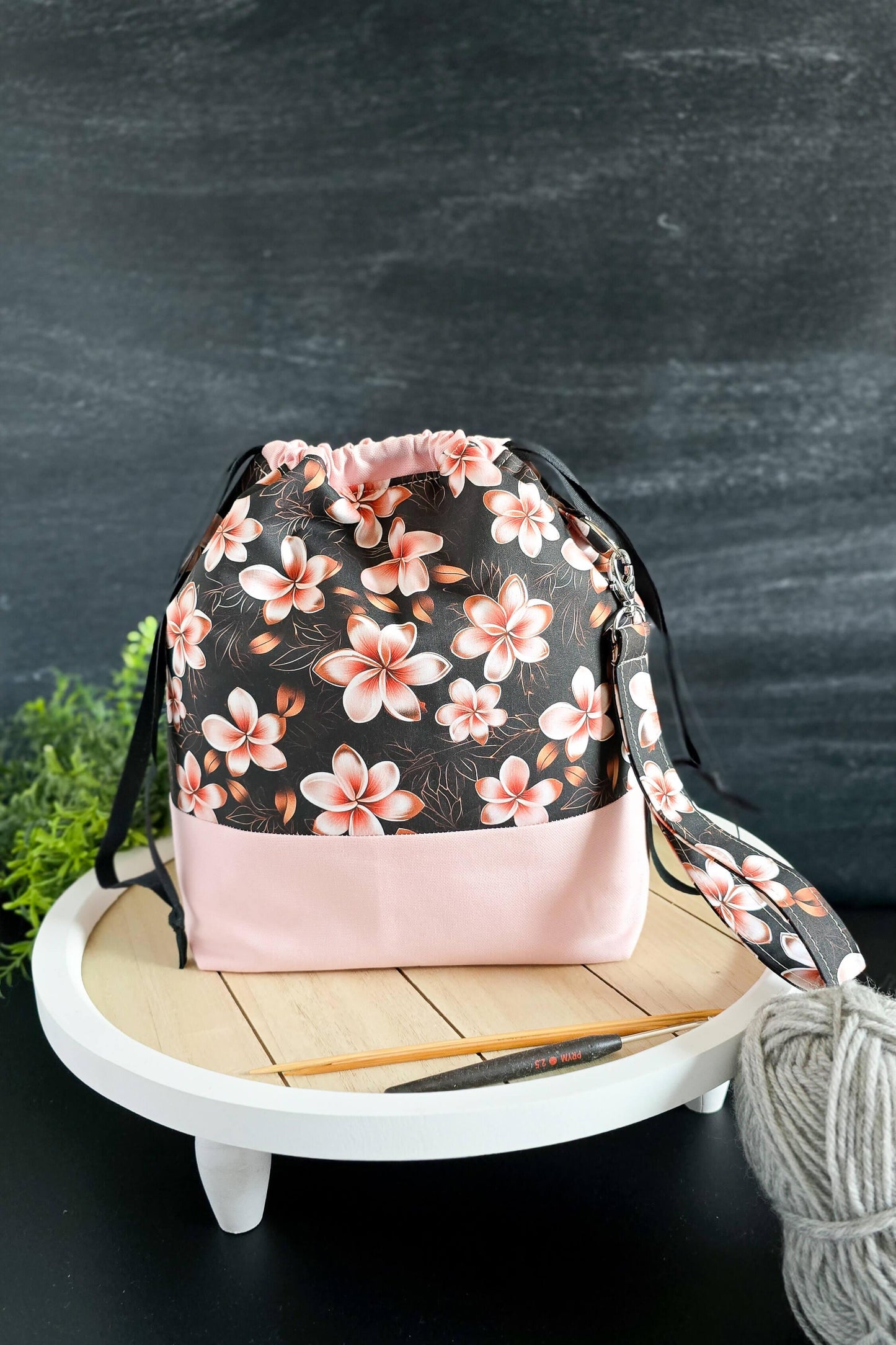 Projekttasche im Einsatz mit Garnknäuel und Häkelnadel als stilvolles Accessoire