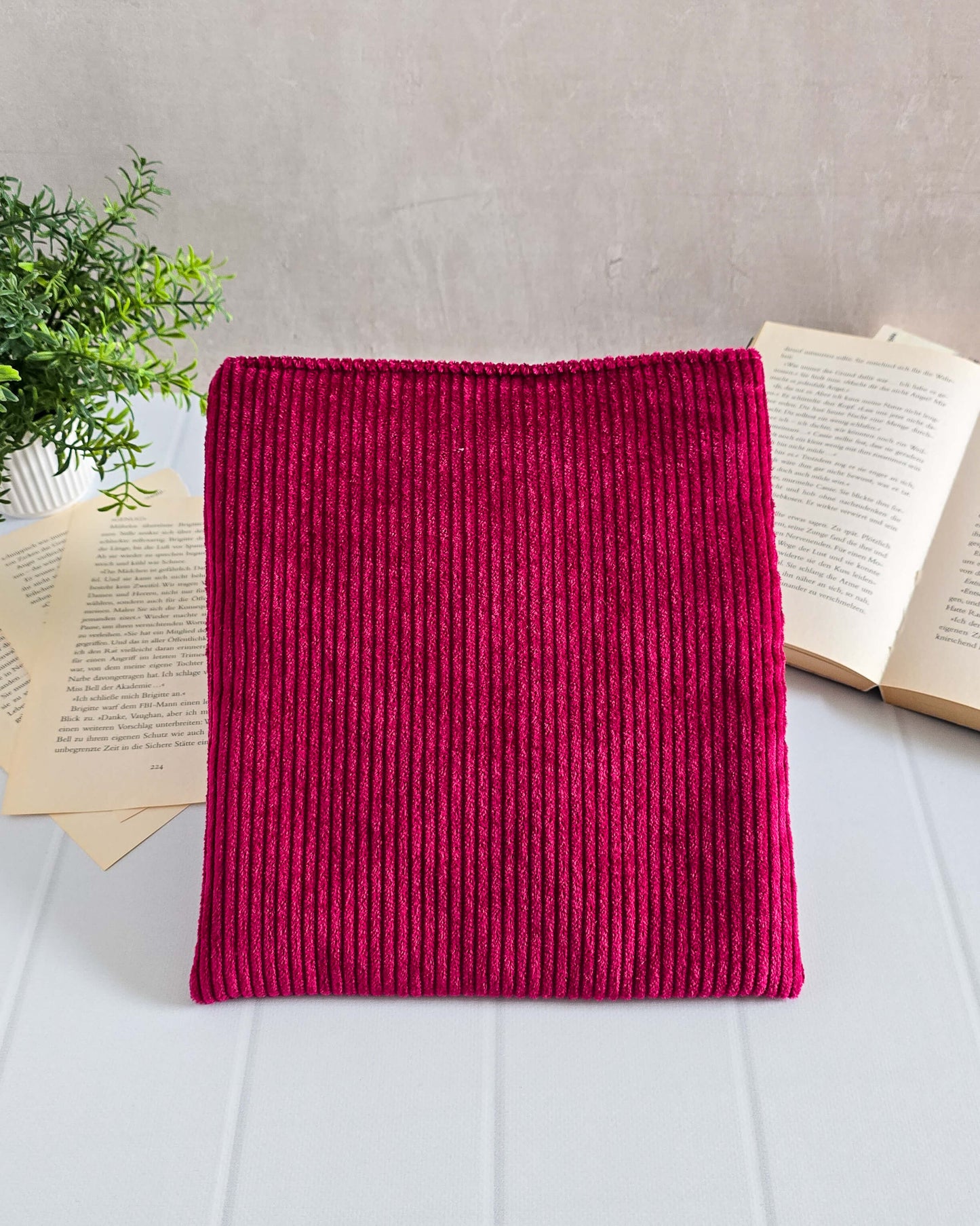 Buchhülle Pink Pause aus Cordstoff in Fuchsia aufgeschlagen mit Buch