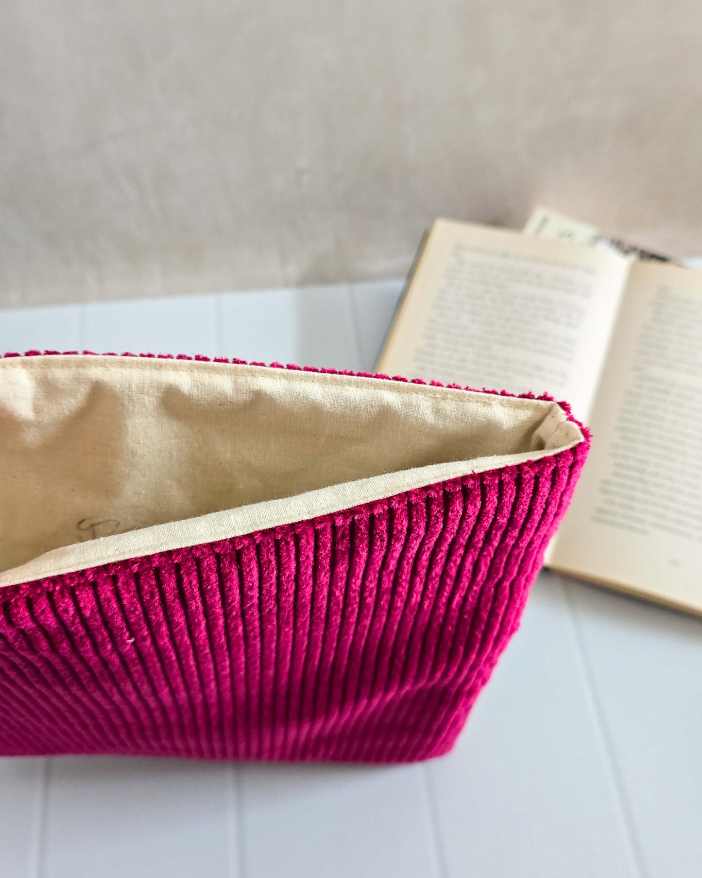 Buchhülle Pink Pause aus Cordstoff in Fuchsia aufgeschlagen mit Buch