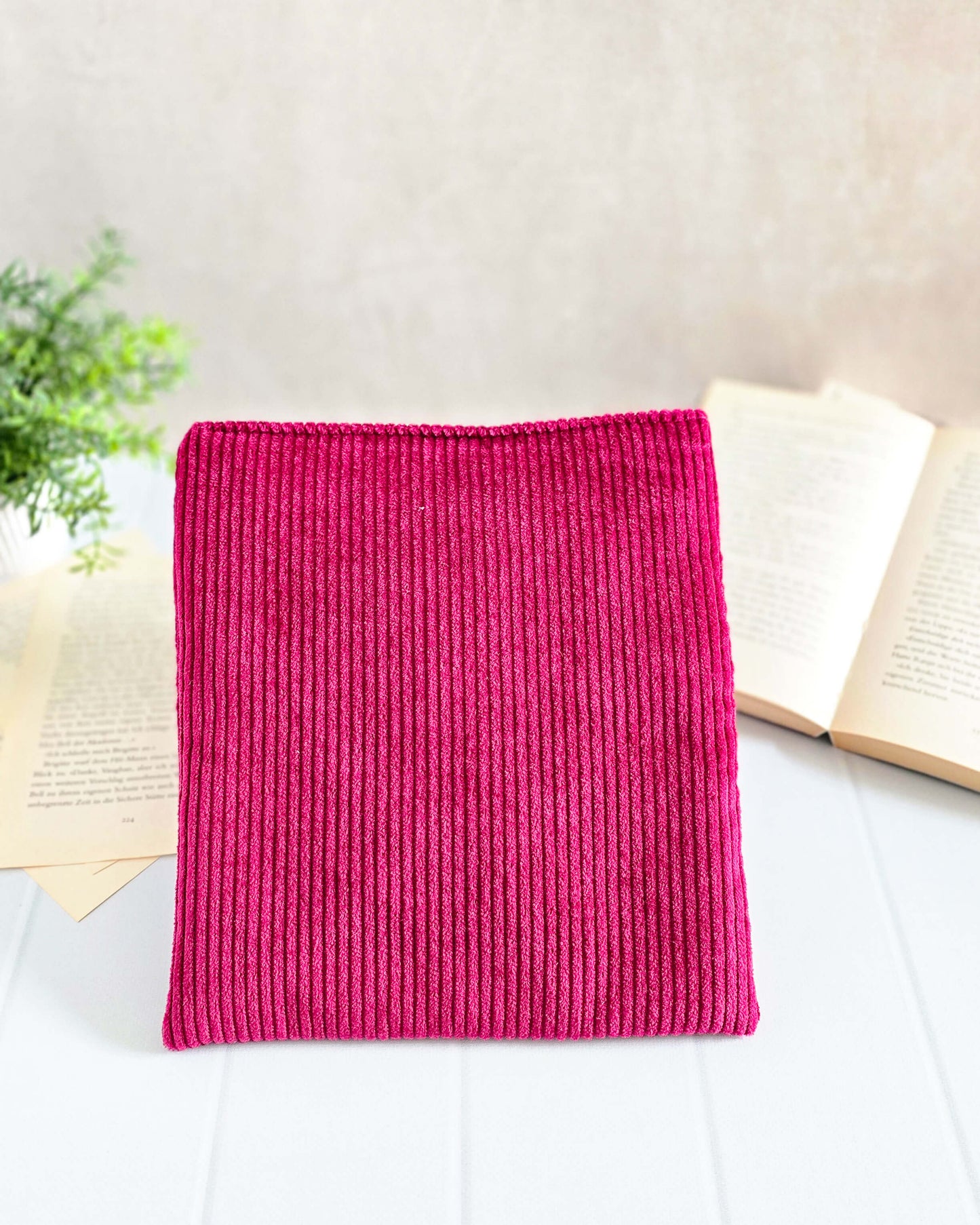 Buchhülle Pink Pause aus Cordstoff in Fuchsia aufgeschlagen mit Buch