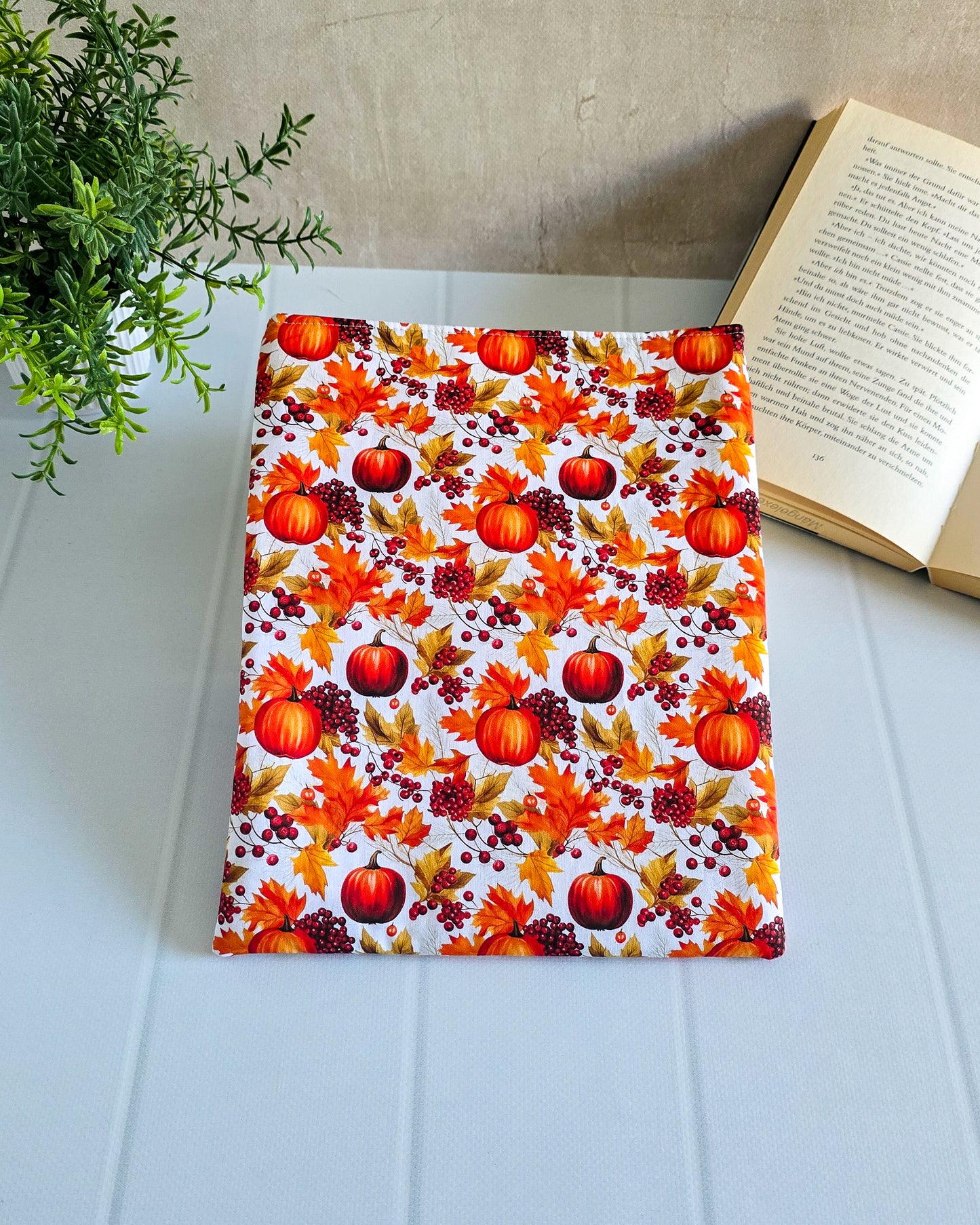 Handgenähte Buchhülle im Herbst-Design – Schütze Deine Bücher mit Stil