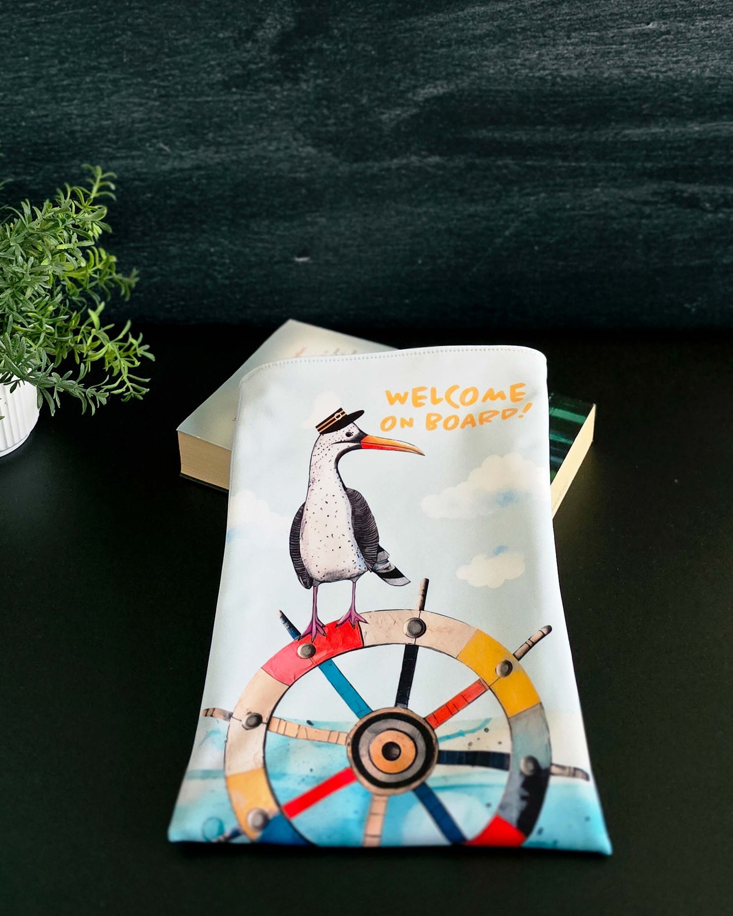 Handgenähte Buchhülle mit Möwe und Steuerrad aus Softshell