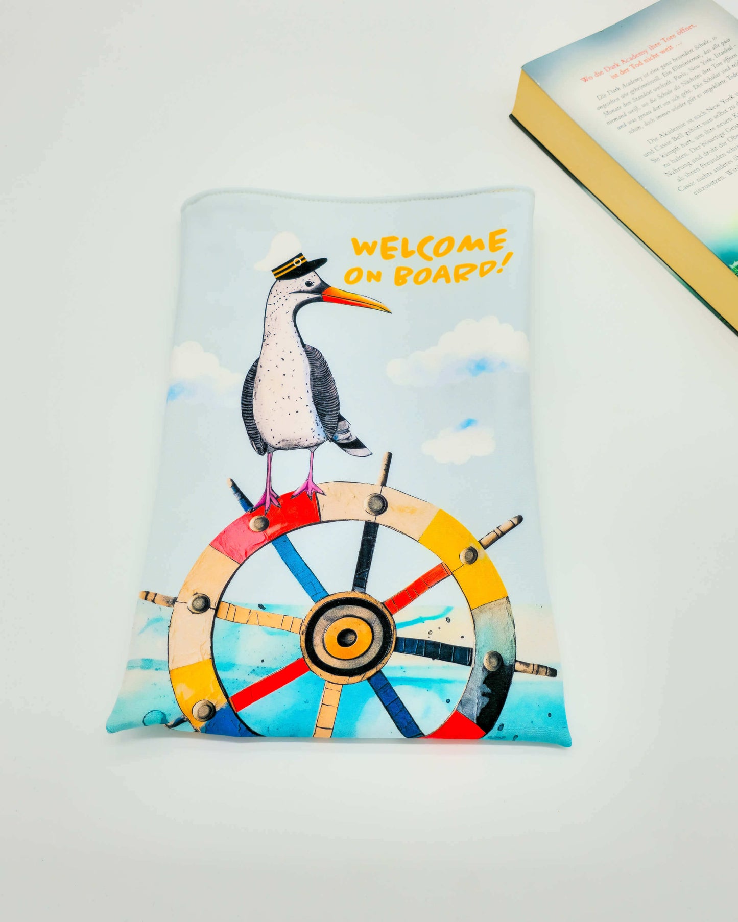 Maritime Buchhülle „Welcome on board“ auf weißem Hintergrund