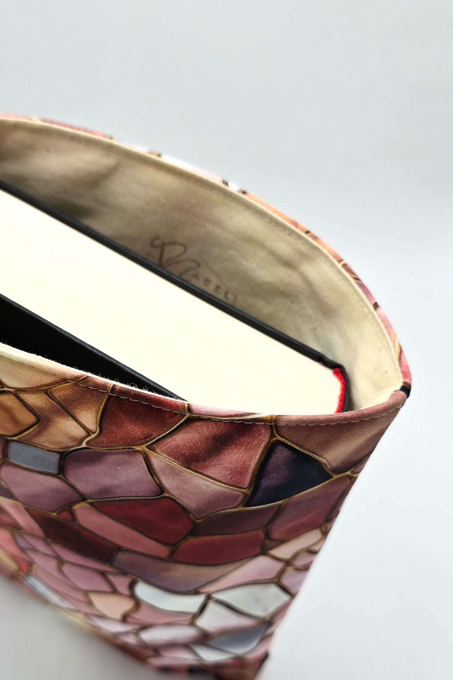 Buchhülle aufgeschlagen mit eingelegtem Hardcover-Buch, bietet optimalen Schutz vor Kratzern und Abnutzung.