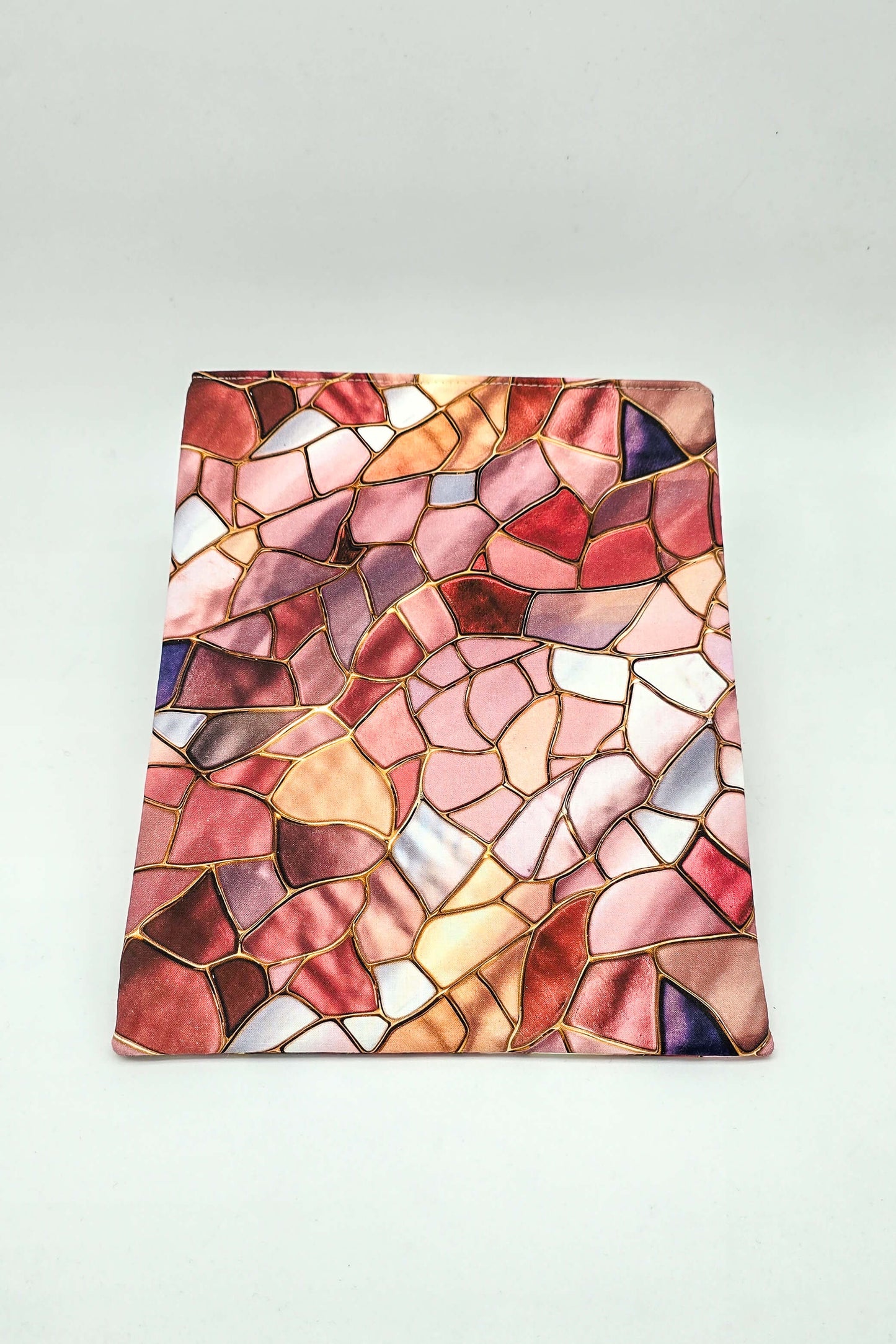 Seitliche Ansicht der Buchhülle mit geschütztem Buch, zeigt die hochwertige Verarbeitung und präzise Nähte.