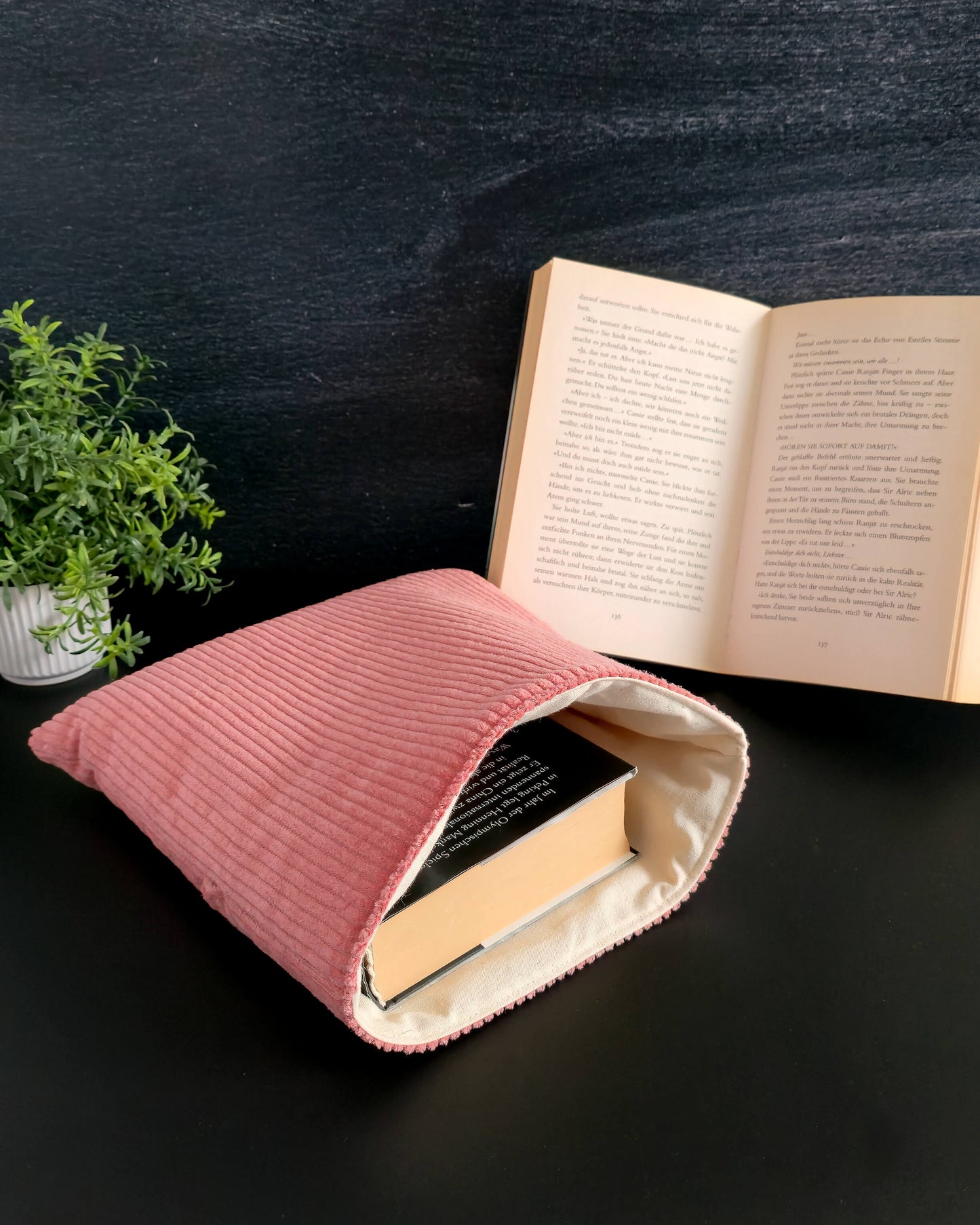 Stilvolle Buchhülle aus Cord für Taschenbücher und eReader