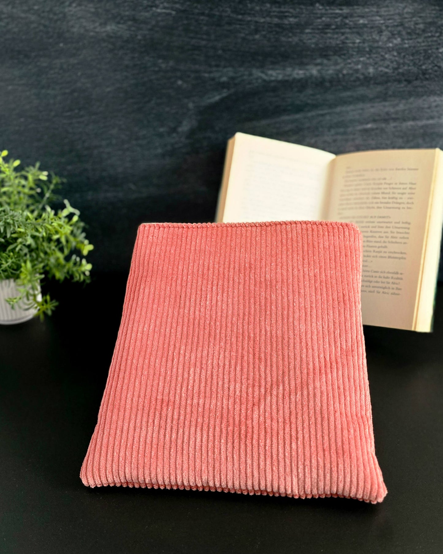 Detailansicht des Cordstoffs der Buchhülle