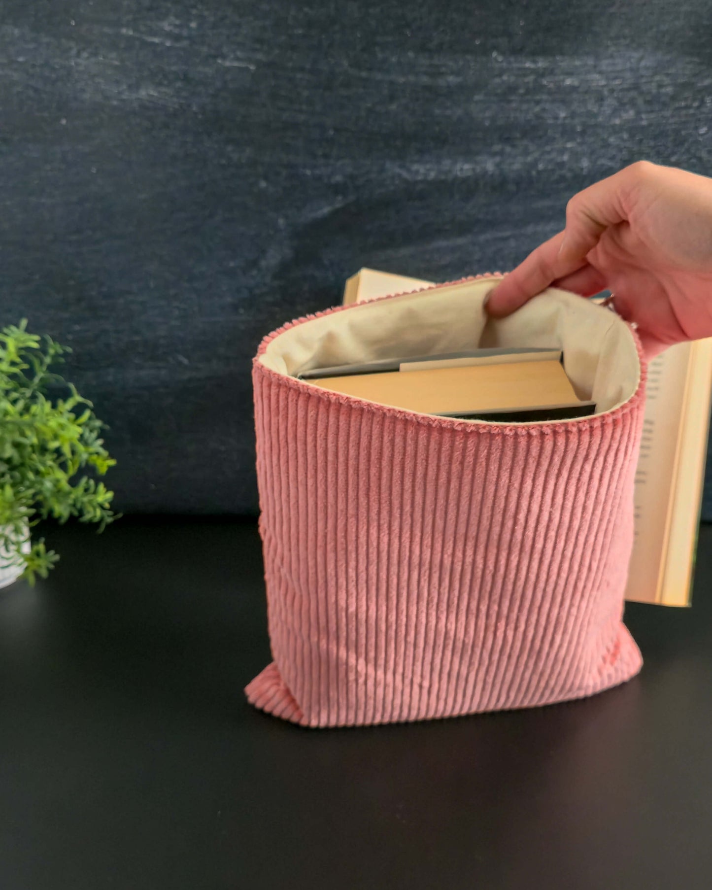 Handgenähte Buchhülle aus Cord mit Volumenvlies