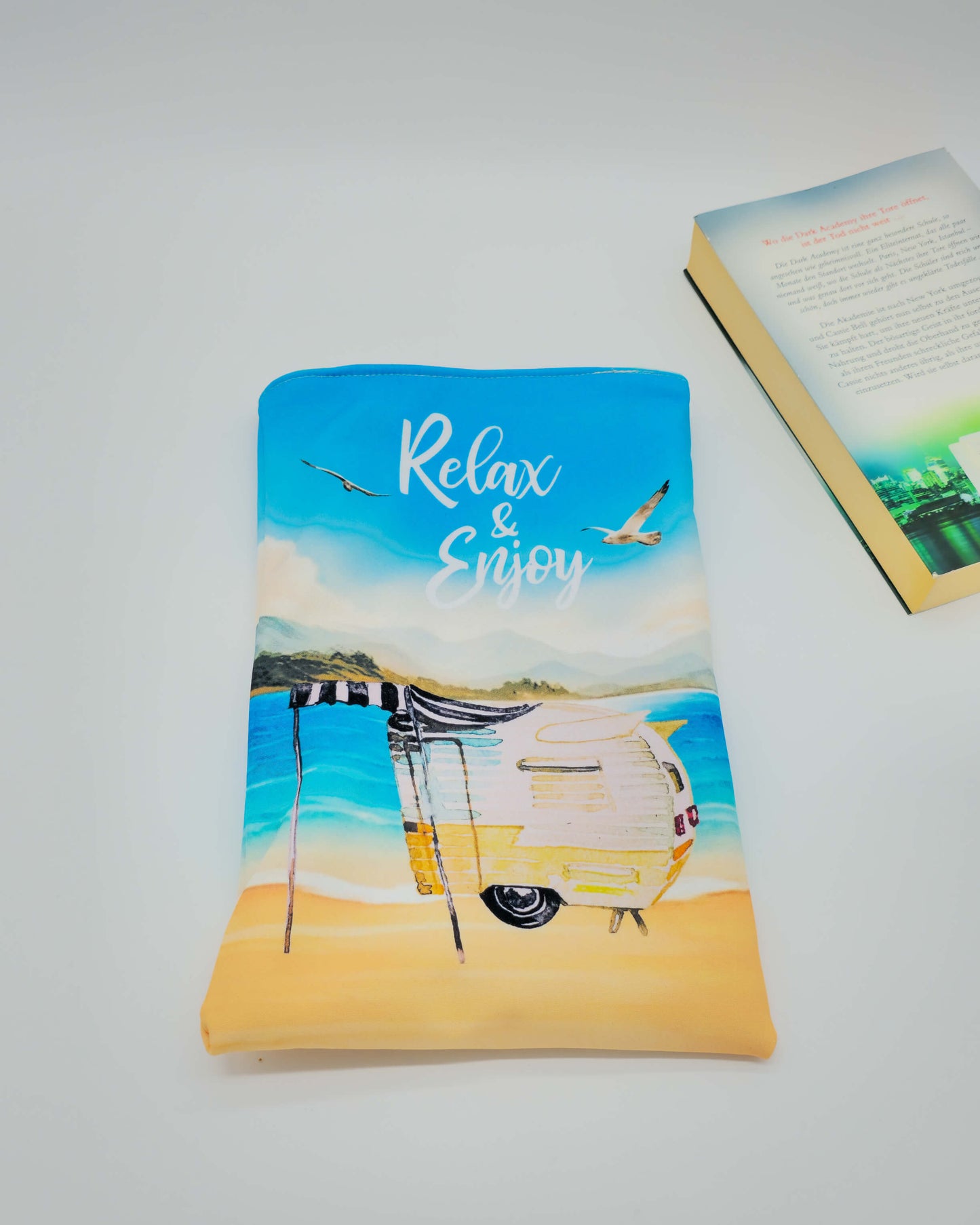 Handgemachte Buchhülle mit „Relax & Enjoy“-Print
