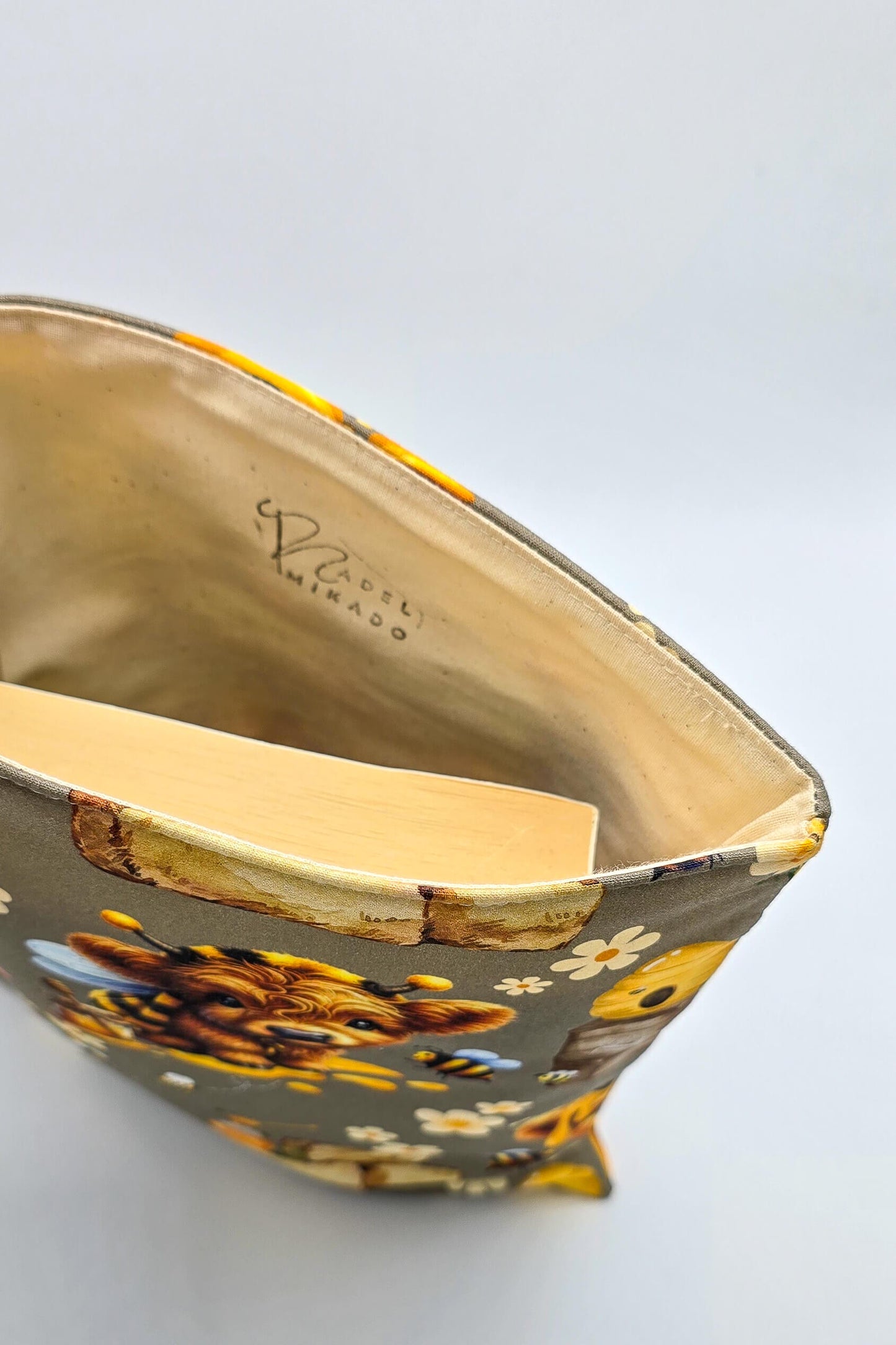 Nahaufnahme der sauberen Nähte und des detailreichen Musters, ideal für Buchliebhaber und Geschenkideen