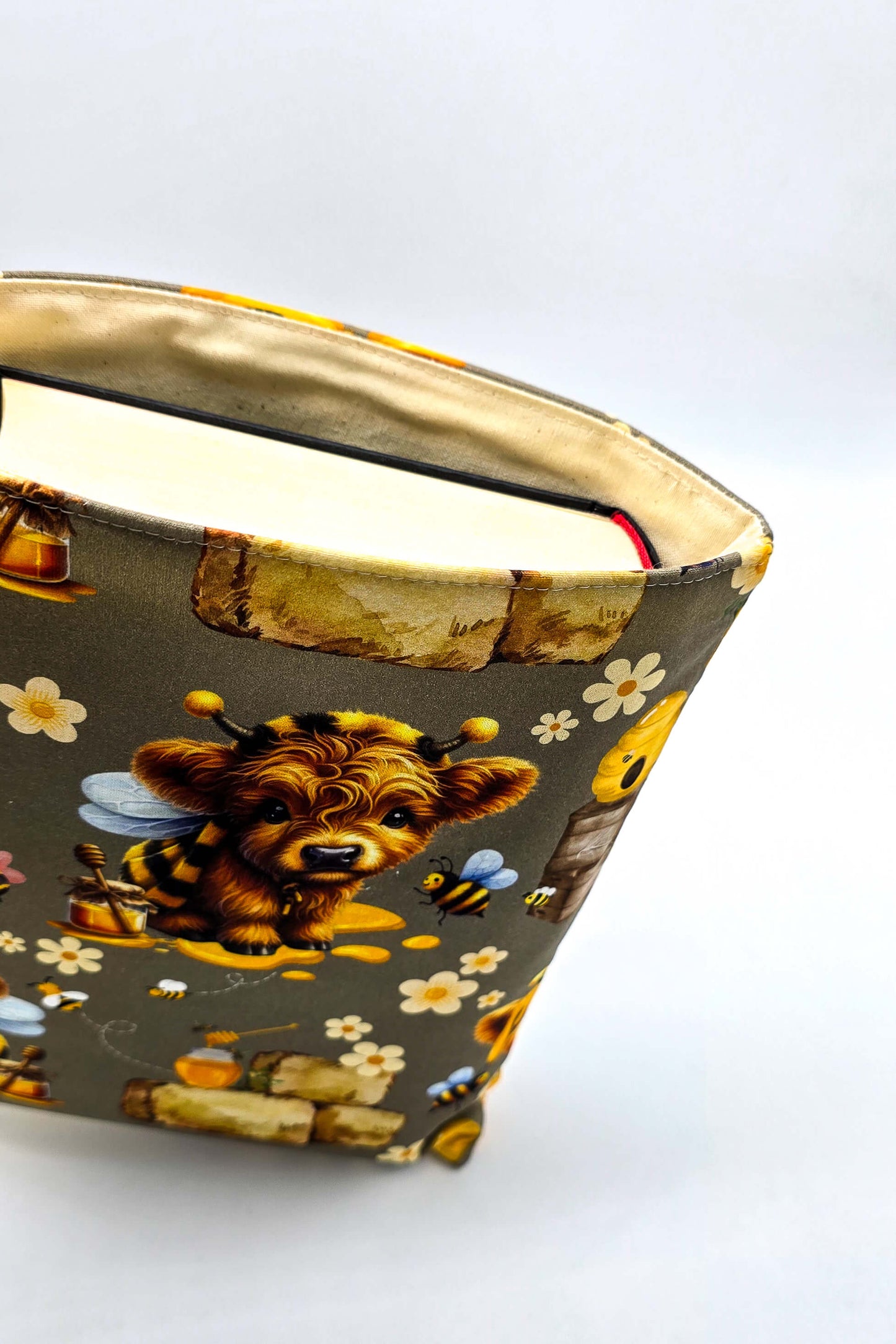 Innenansicht der Buchhülle mit hochwertiger Verarbeitung und weichem Schutz durch Volumenvlies-Fütterung