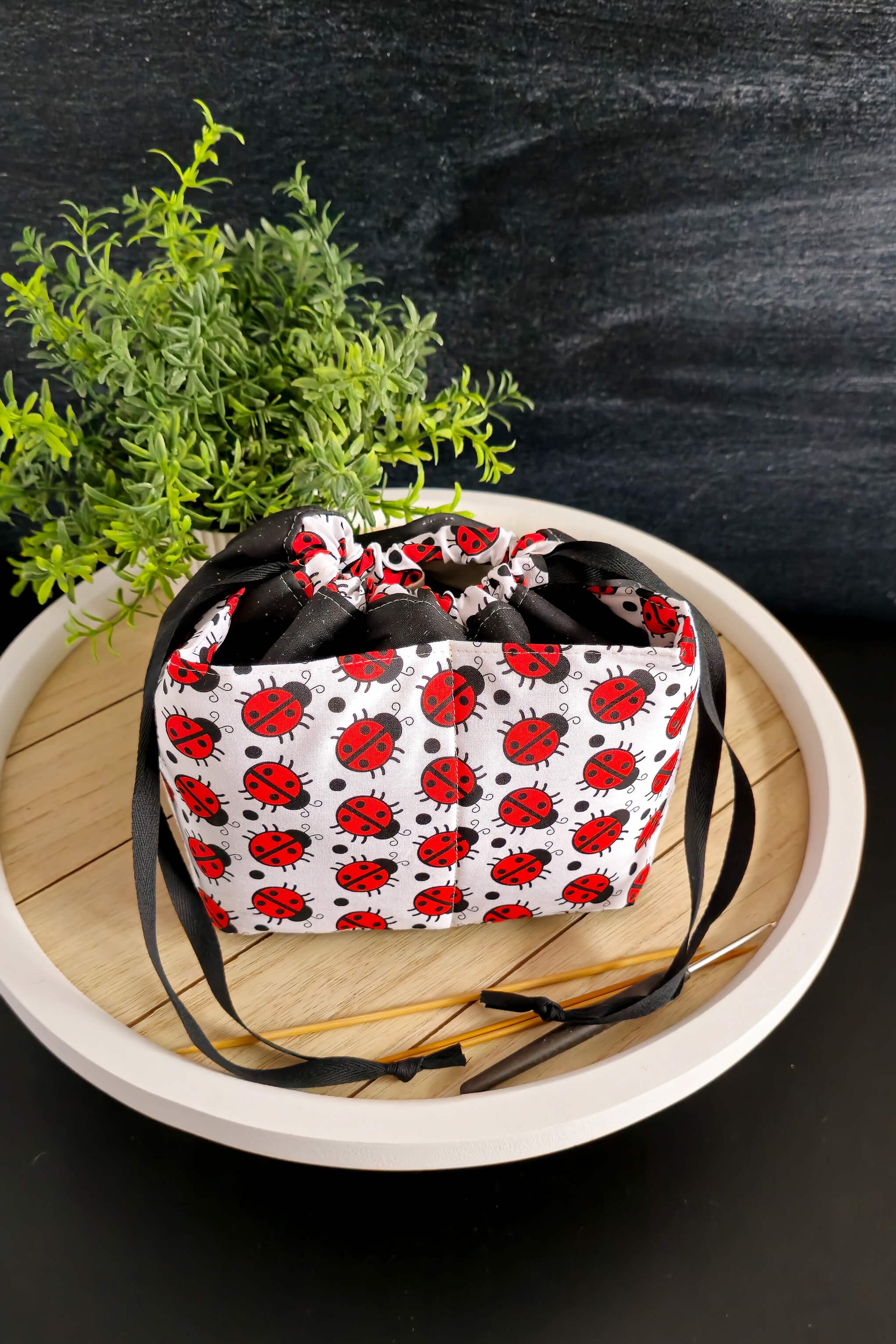 Stricktasche mit roten Marienkäfern und Kordelzug – ideal für kleine Strickprojekte