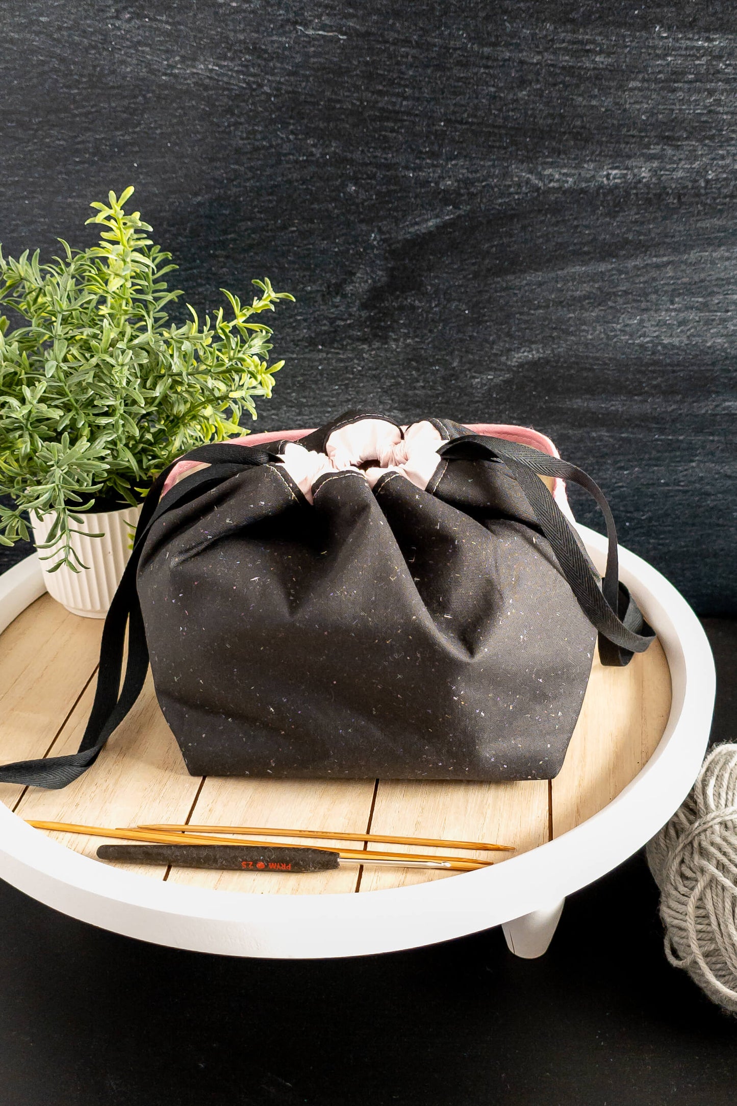 Stricktasche mit Volumenvlies für extra Stabilität, damit dein Projekt sicher verstaut bleibt.
