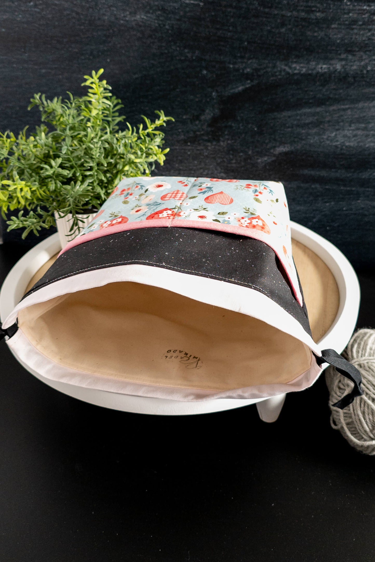Projektbeutel in Szene gesetzt mit Wolle und Häkelnadel, bereit für das nächste DIY-Projekt.