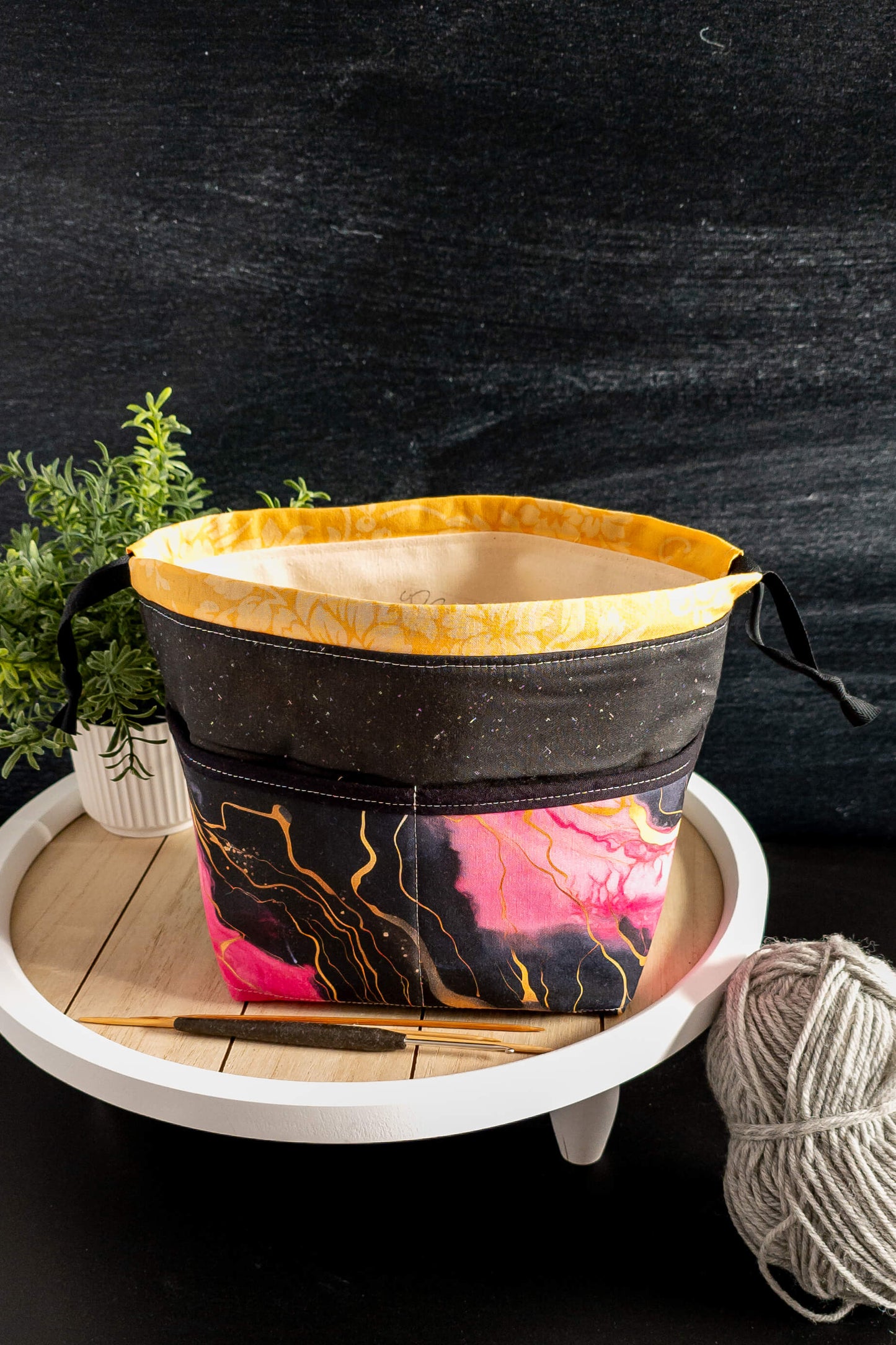 Nahaufnahme des hochwertigen Baumwollstoffs mit goldenen Akzenten – elegantes Design für deine Kreativprojekte.