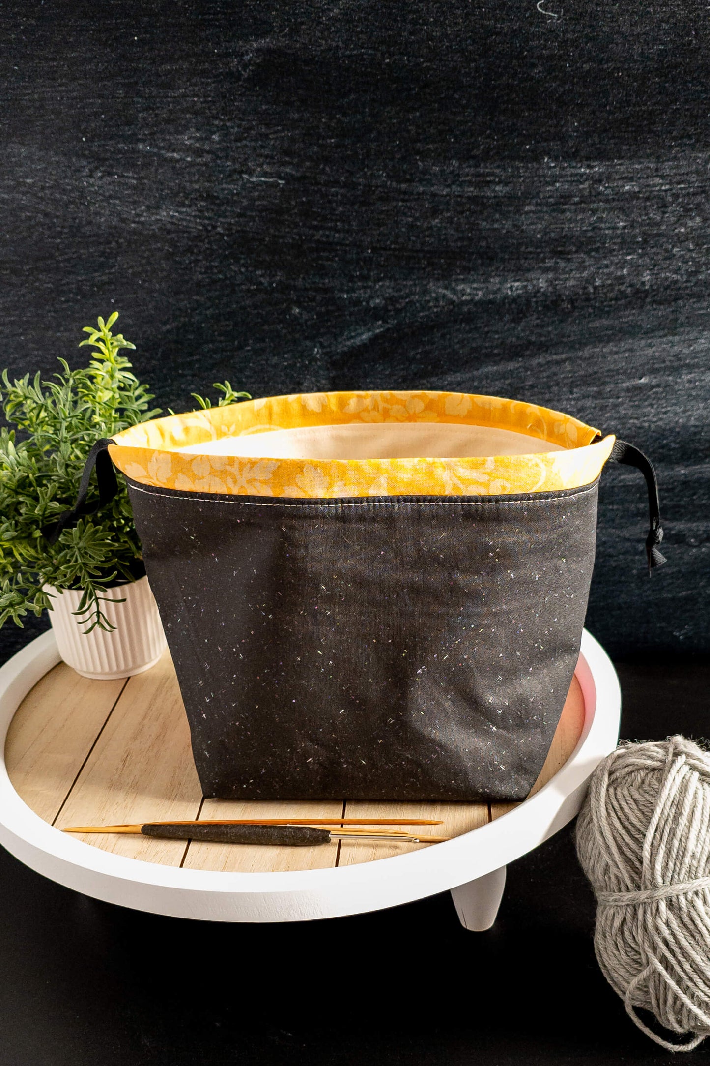 Innenansicht der Stricktasche mit Platz für 200g Fingering-Wolle – perfekt für unterwegs und Zuhause.