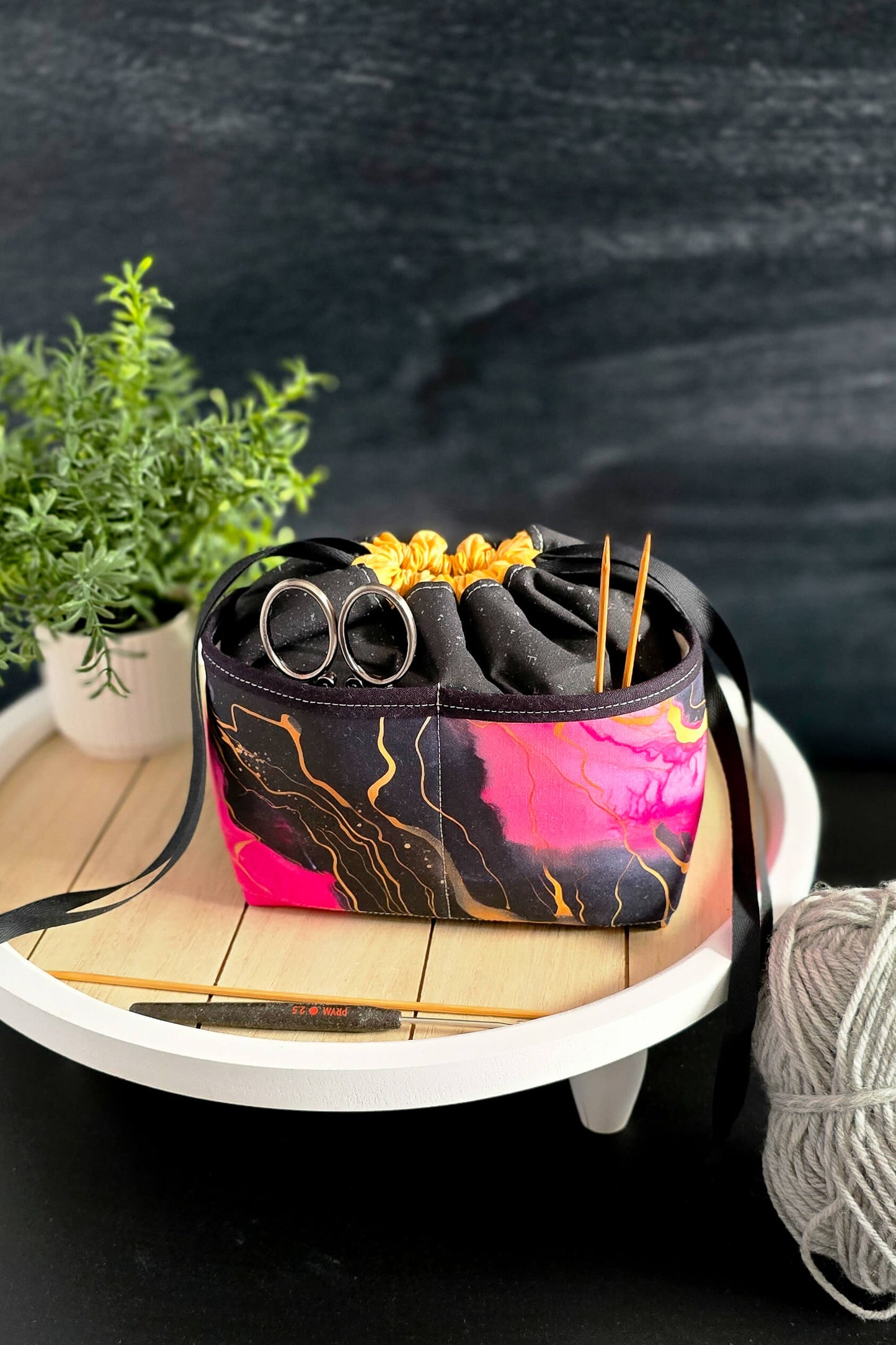 Handarbeitstasche Edda Bag – Mystic Flow in Schwarz-Pink mit edlem Marmordesign, perfekt für Strickprojekte.