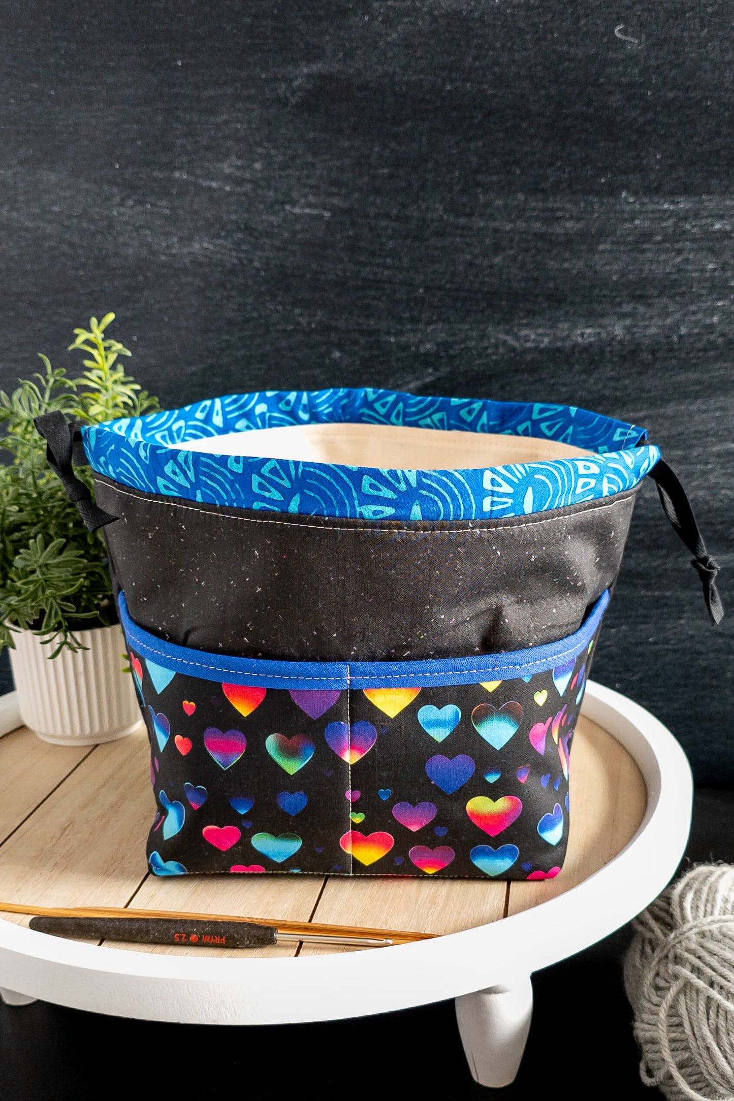 Edda Bag „Rainbow Love“ mit stabiler Form und zwei Außentaschen für Schere und Maßband