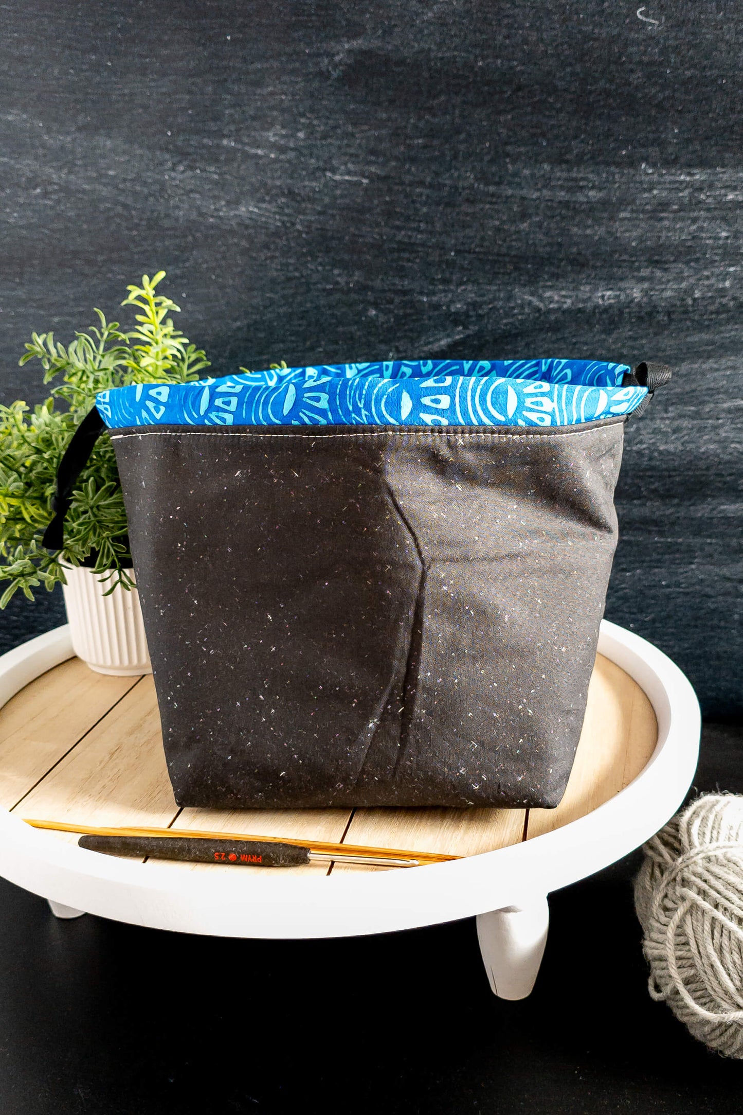 Stricktasche mit Herzmotiv, gefüllt mit einem angefangenen Strickprojekt, bereit für kreative Stunden