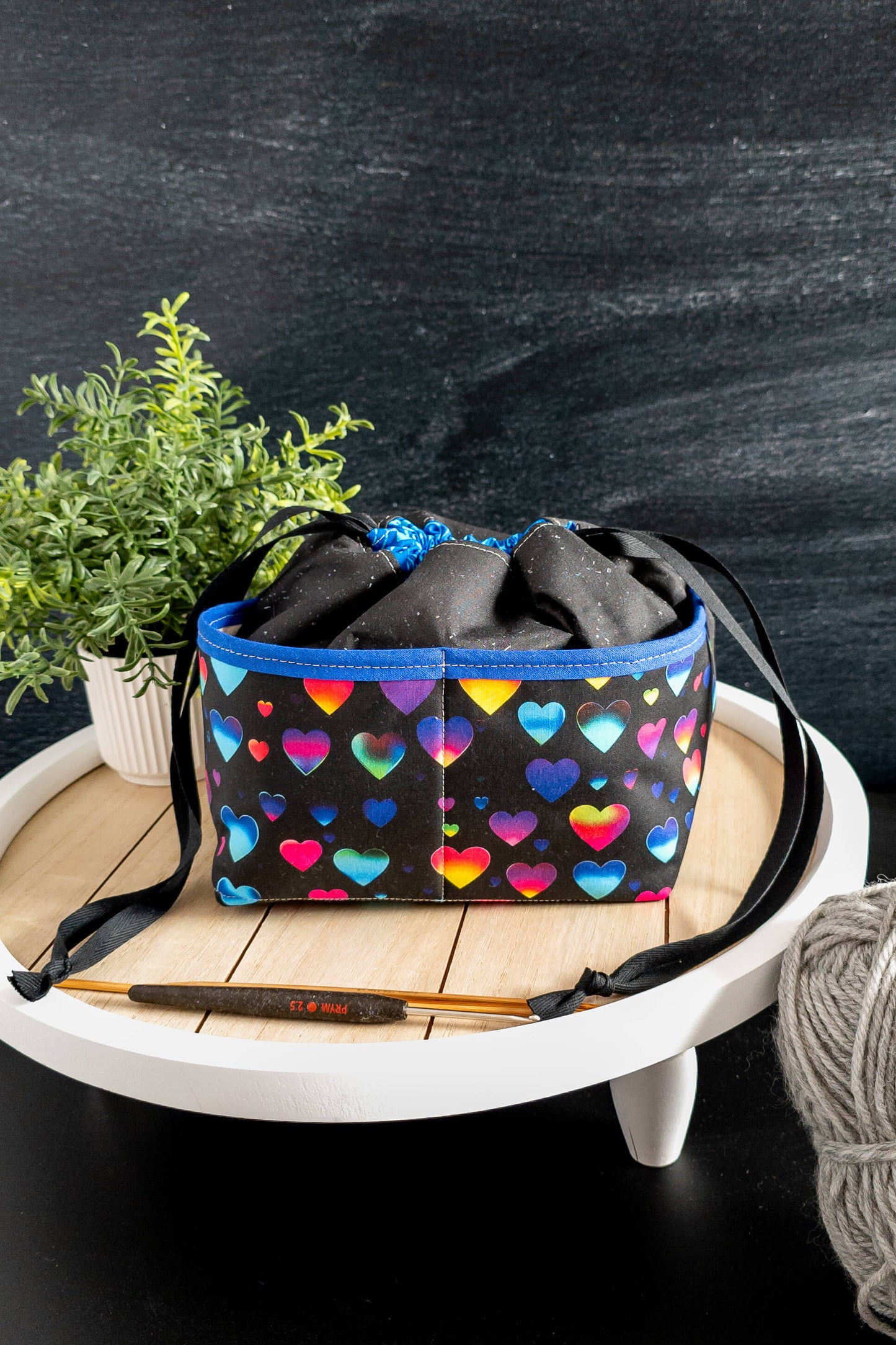 Kompakte und stabile Stricktasche mit genug Platz für 200g Wolle in Fingering-Stärke