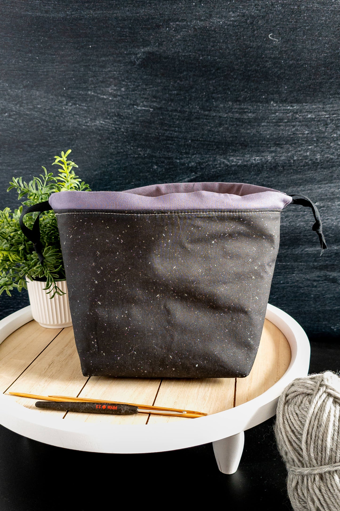 Blick in das Innere der stabilen Stricktasche mit Volumenvlies, perfekt für bis zu 200 g Wolle in Fingering-Stärke