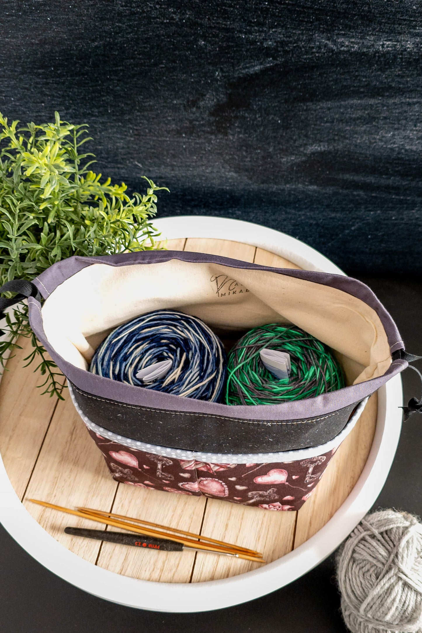 die Projekttasche "Schlüsselzauber" gefüllt mit Strickzubehör – stilvoll und funktional für kreative Handarbeitsprojekte