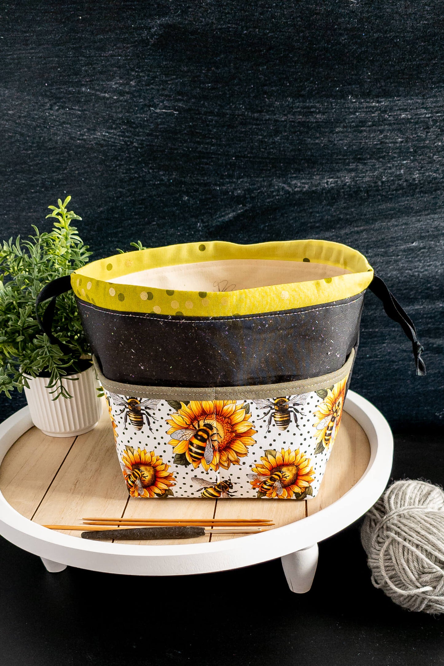 Detailaufnahme der Stricktasche mit Kordelzug-Verschluss, stabilem Stand durch Volumenvlies und praktischen Außentaschen für Zubehör