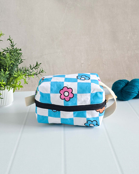 Ella Bag „Checky Bloom“ – handgemachte Zubehörtasche mit blau-weißem Karomuster