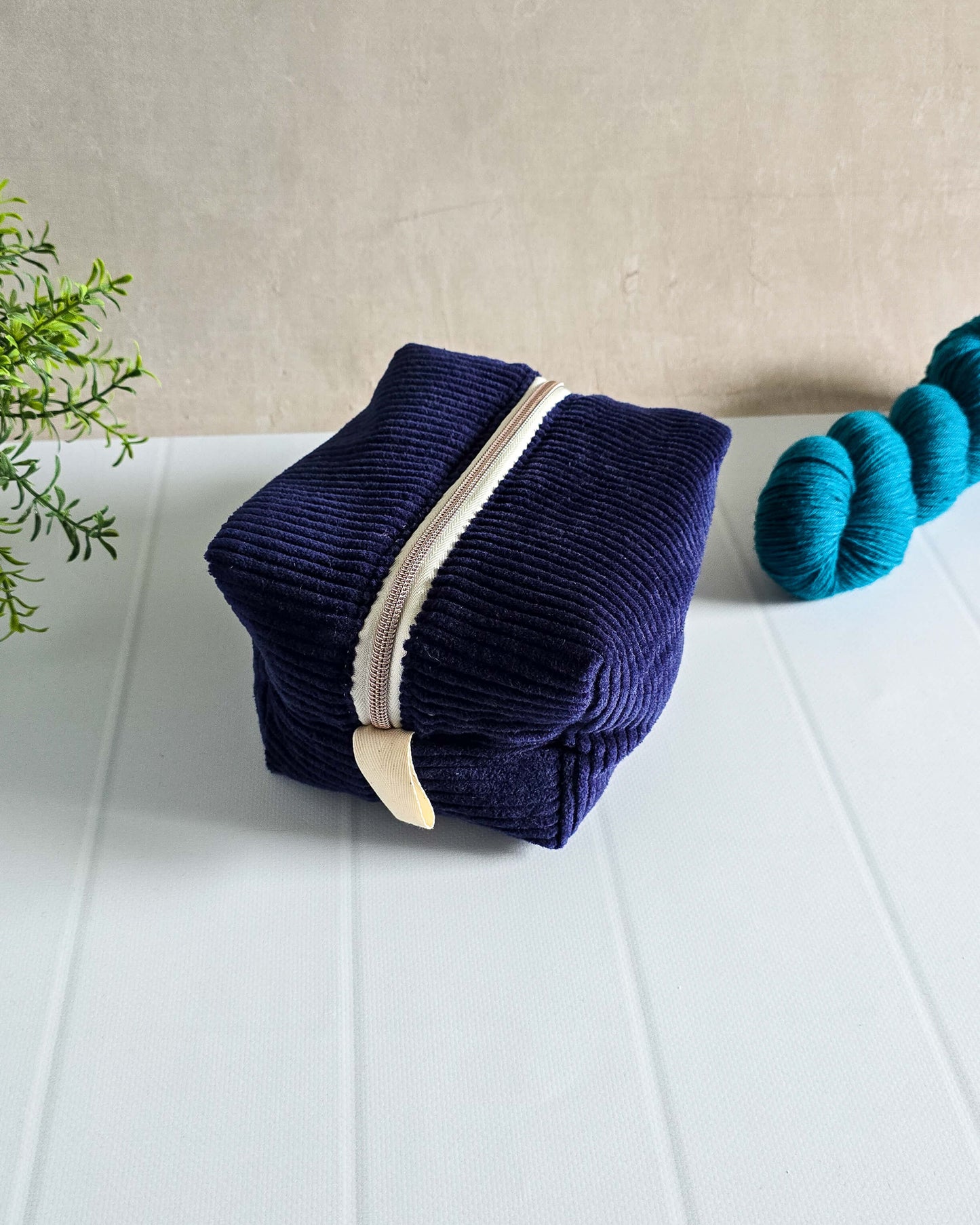 Handgenähte Kosmetiktasche Ella Midnight aus dunkelblauem Cord