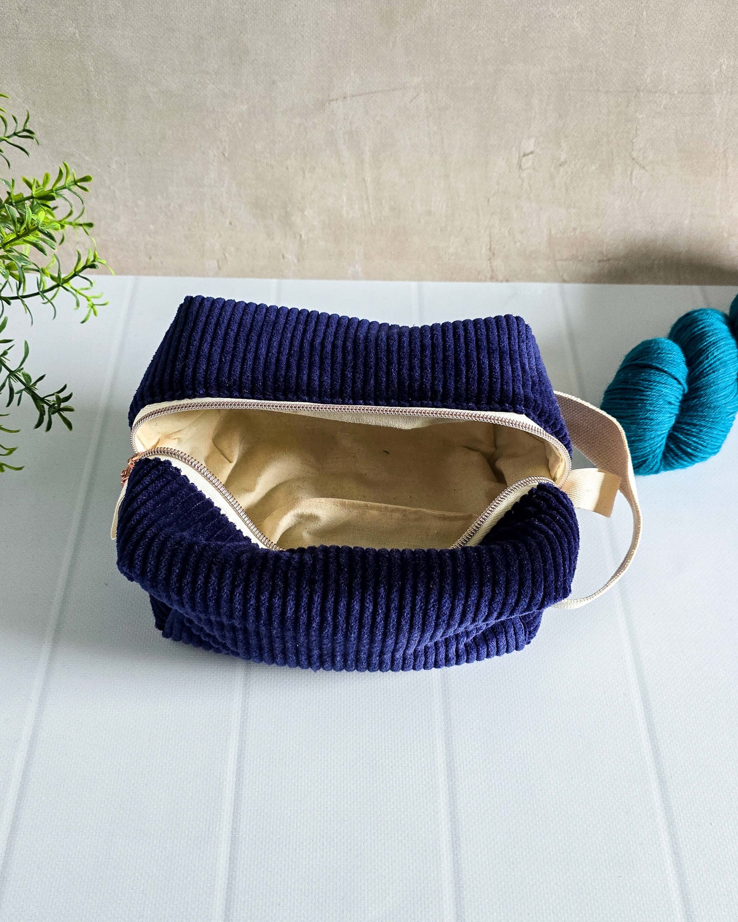 Handgenähte Kosmetiktasche Ella Midnight aus dunkelblauem Cord