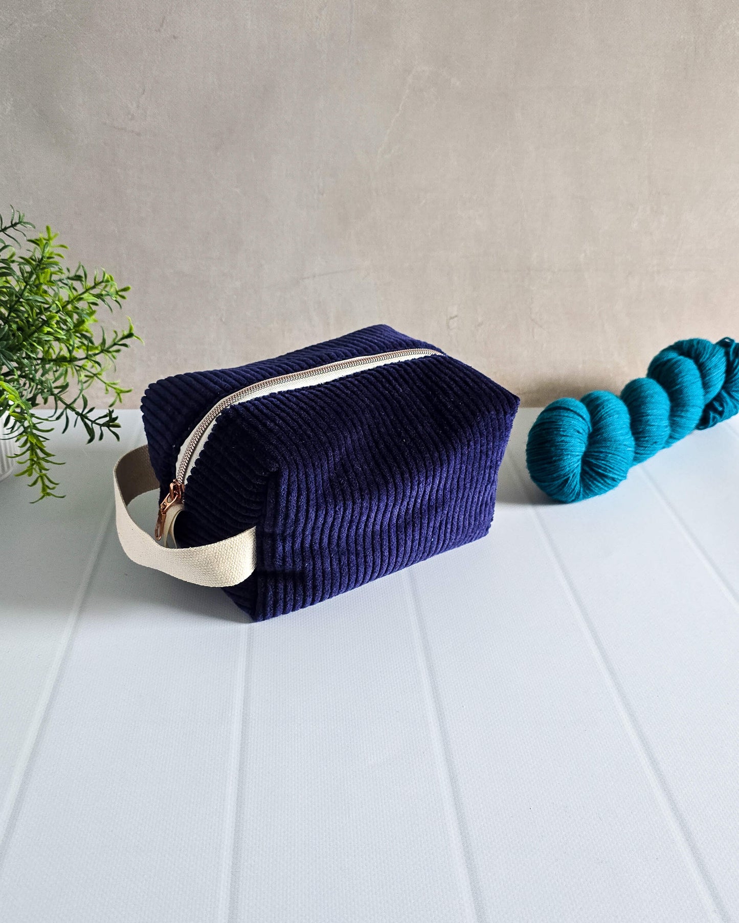 Handgenähte Kosmetiktasche Ella Midnight aus dunkelblauem Cord