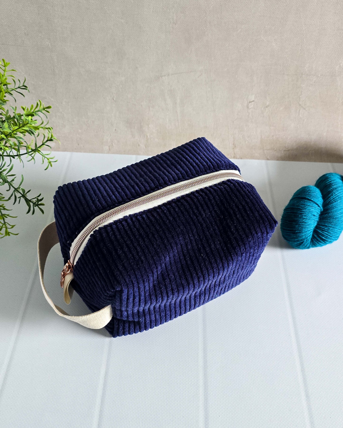 Handgenähte Kosmetiktasche Ella Midnight aus dunkelblauem Cord