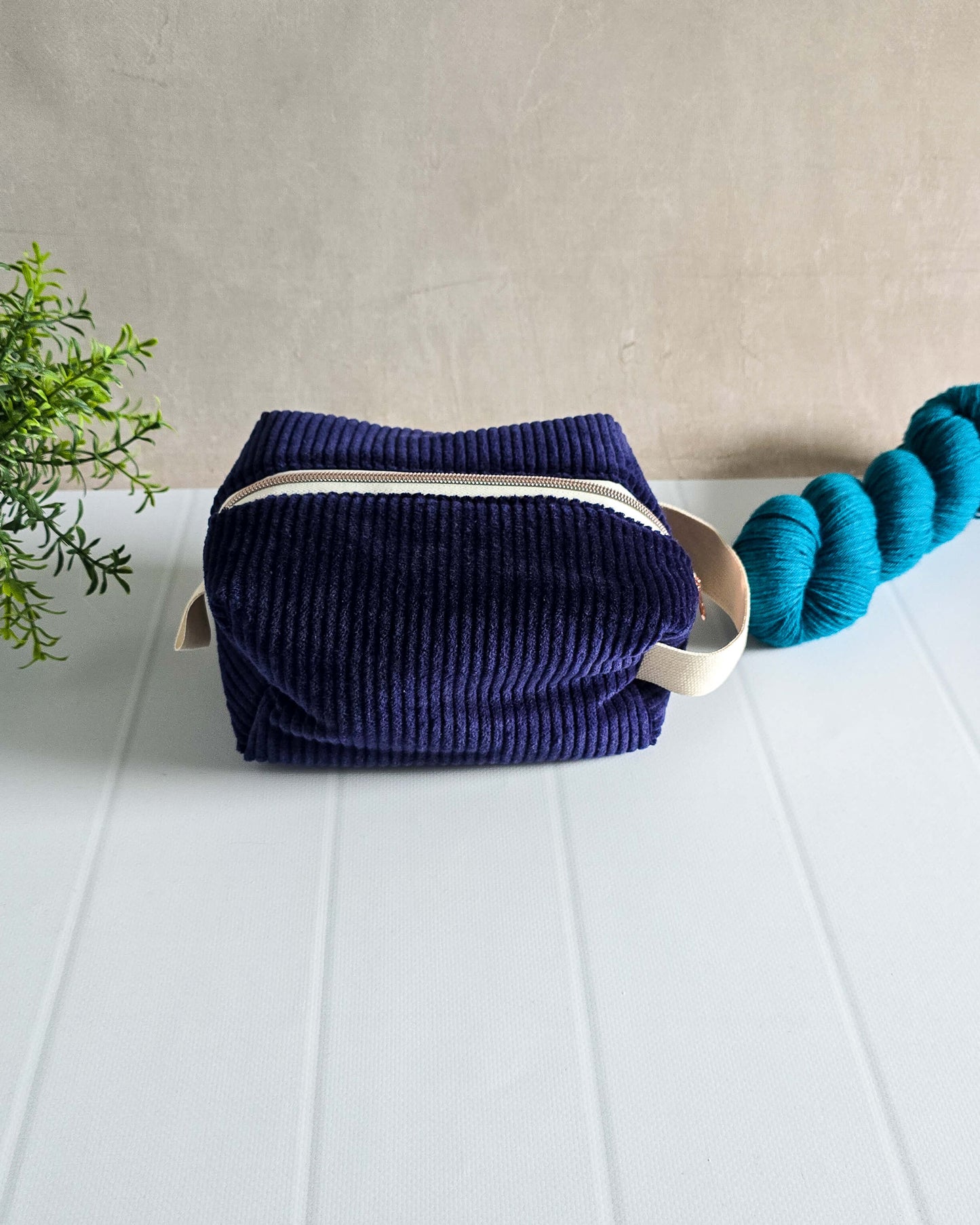 Handgenähte Kosmetiktasche Ella Midnight aus dunkelblauem Cord
