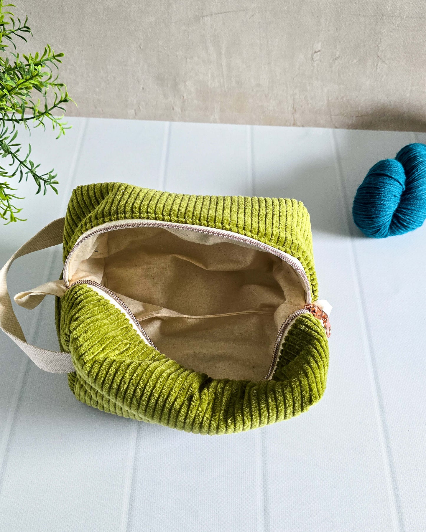 Kosmetiktasche aus grünem Cordstoff
