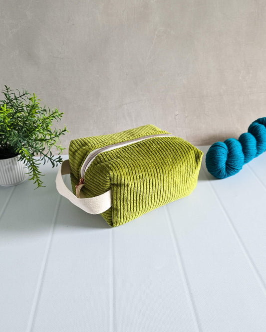 Kosmetiktasche aus grünem Cordstoff