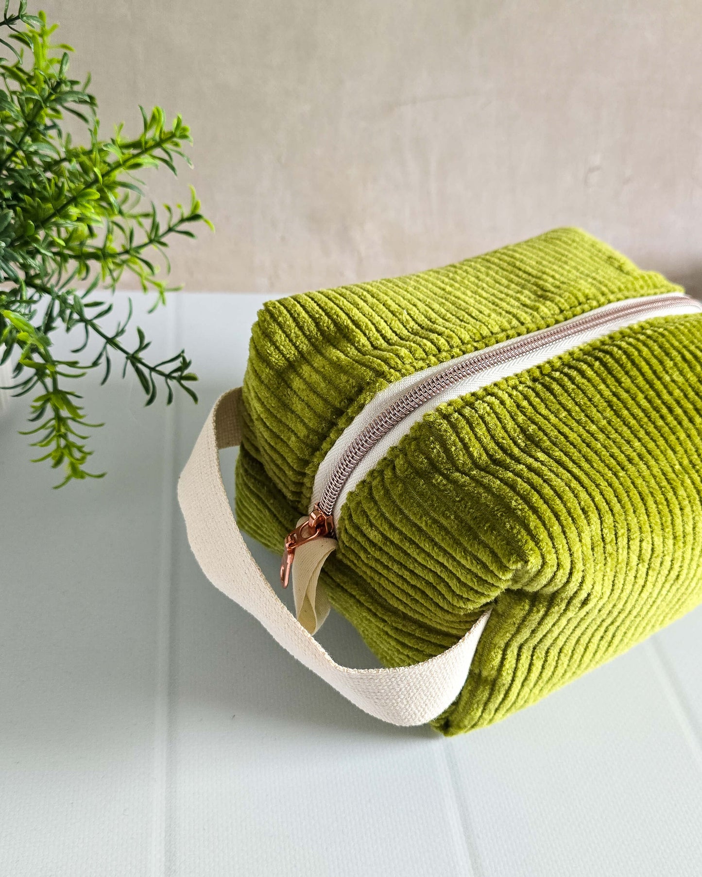 Kosmetiktasche aus grünem Cordstoff