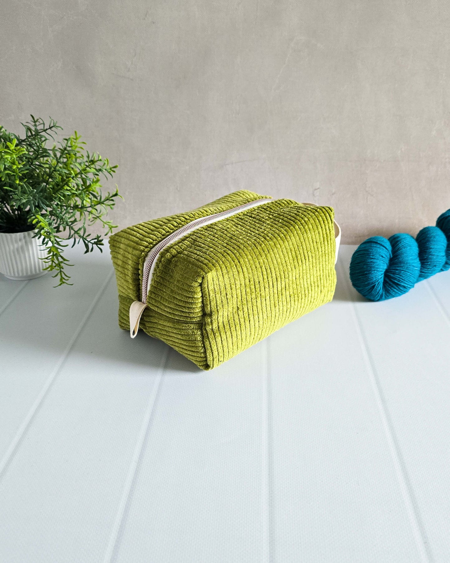 Kosmetiktasche aus grünem Cordstoff
