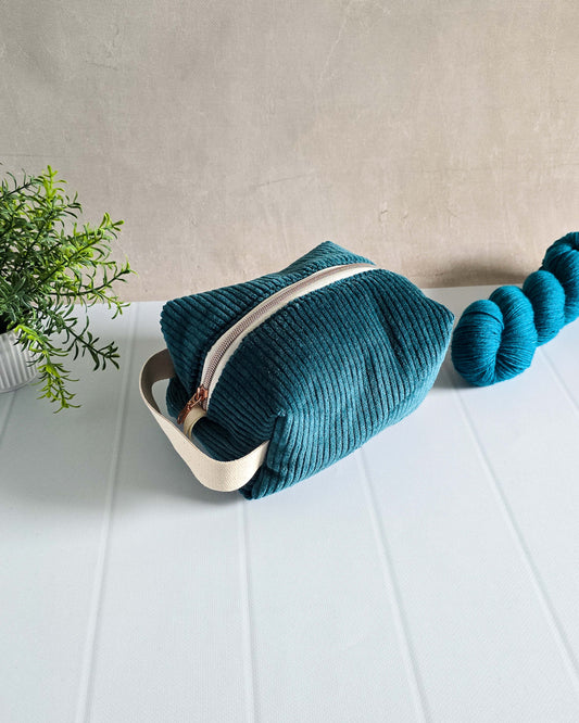 Kosmetiktasche aus petrolfarbenem Cord mit Stoffschlaufe