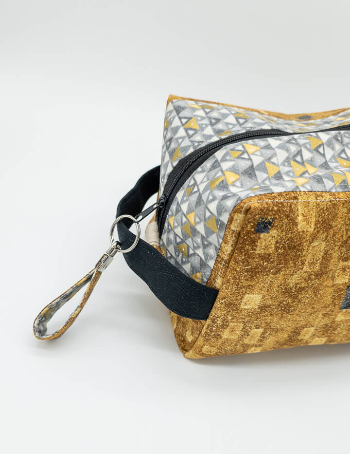 Boxy Bag mit goldenen Akzenten, die ausreichend Platz für 300 g Wolle und Zubehör bietet.