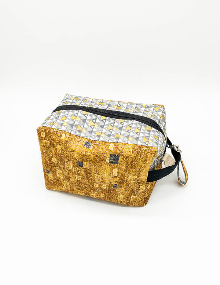 Elegante Stricktasche in warmen Goldtönen, perfekt für kreative Köpfe und unterwegs.