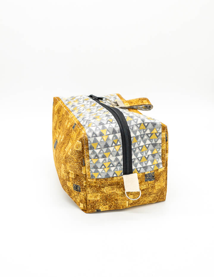 Multifunktionale Kosmetiktasche mit sicherem Reißverschluss, ideal für Make-up und Pflegeprodukte.