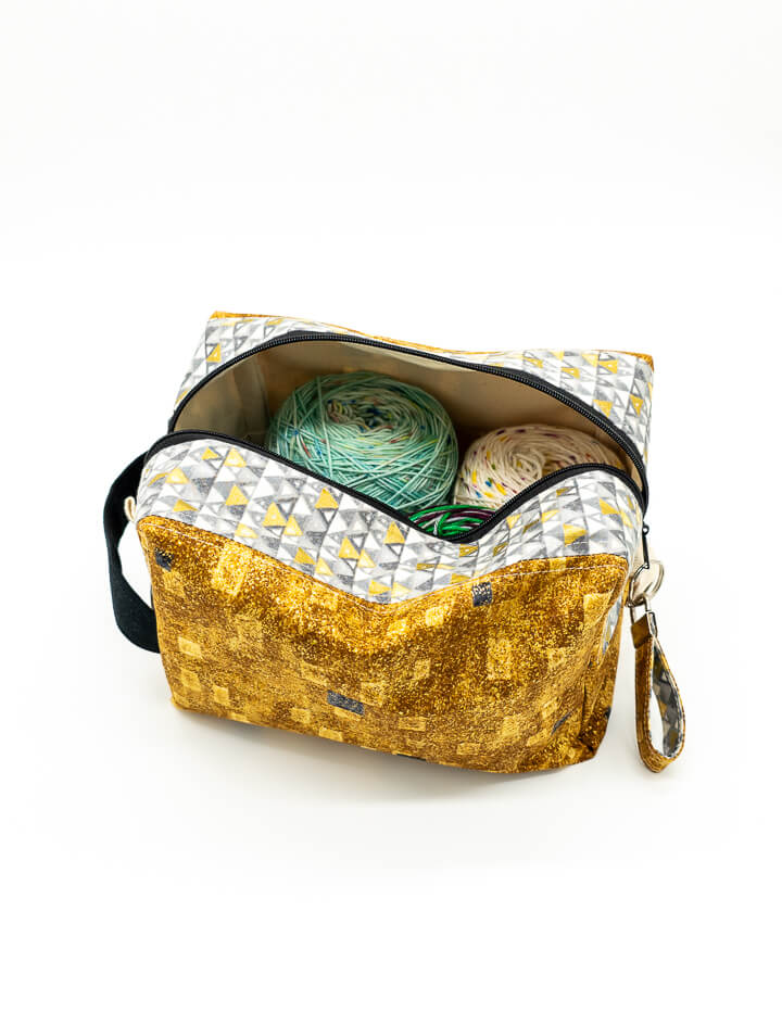 Handgenähte Boxy Bag aus robustem Baumwollstoff, kombiniert Funktionalität mit modernem Stil.