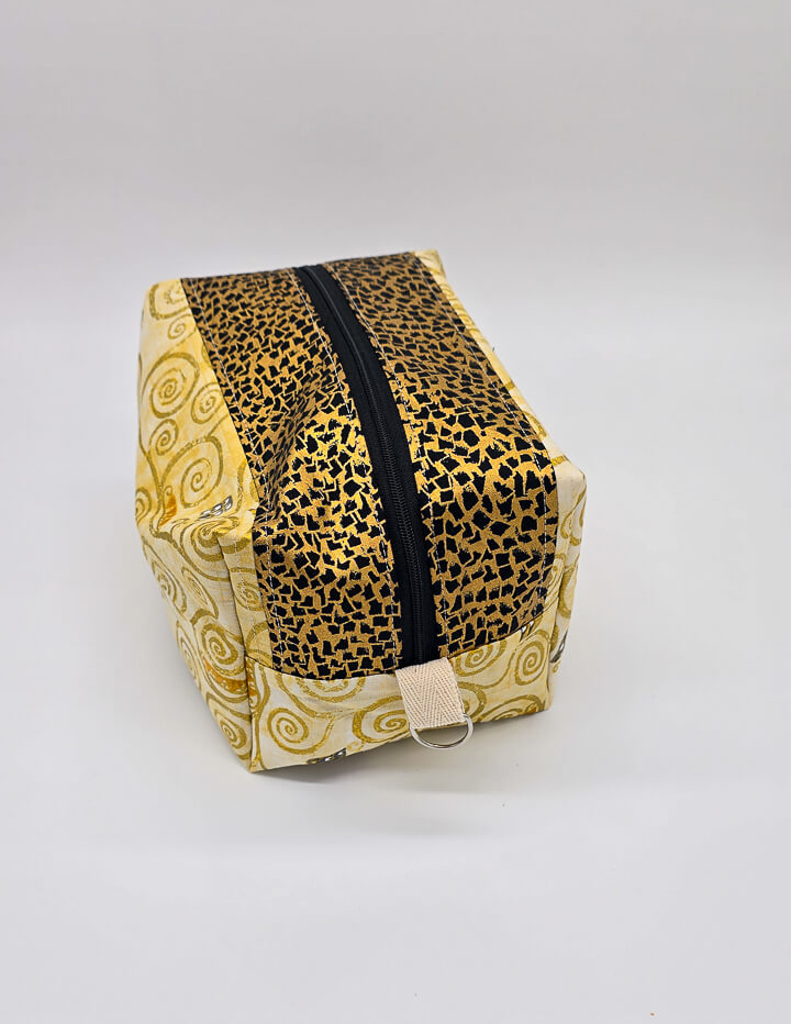 Seitliche Perspektive der Fenja Bag "Golden Harmony" mit abnehmbarem Trageriemen für unterwegs.
