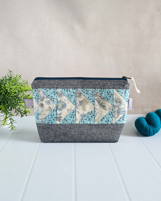 Isvind Projekttasche S Patchwork Blau Creme Stricktasche handgenäht in Bayern von Nadelmikado