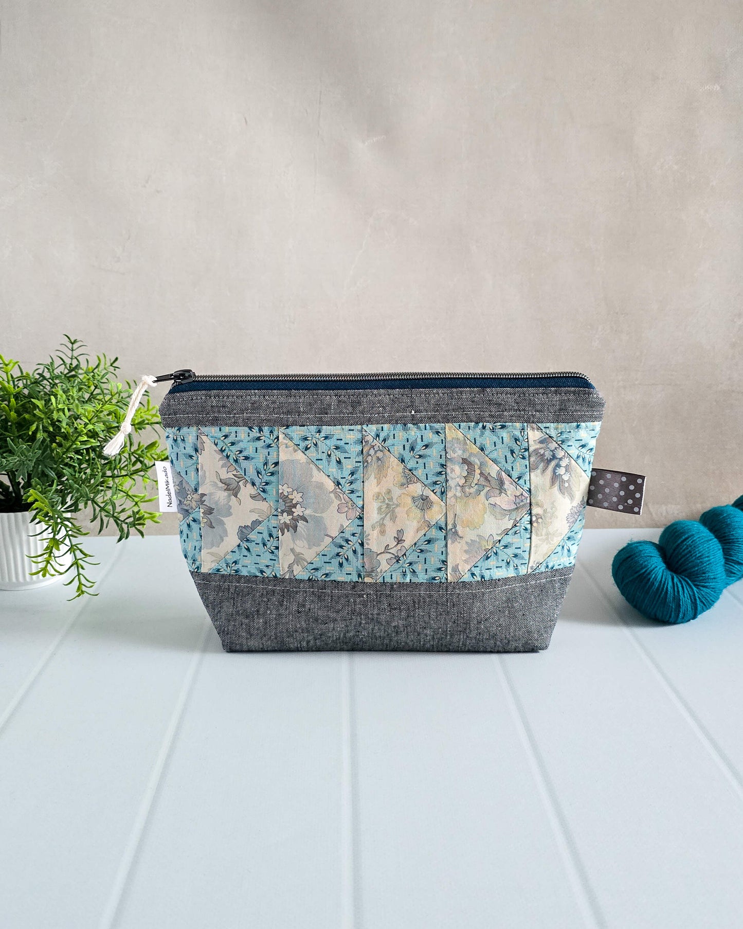 Isvind Projekttasche S Patchwork Blau Creme Stricktasche handgenäht in Bayern von Nadelmikado