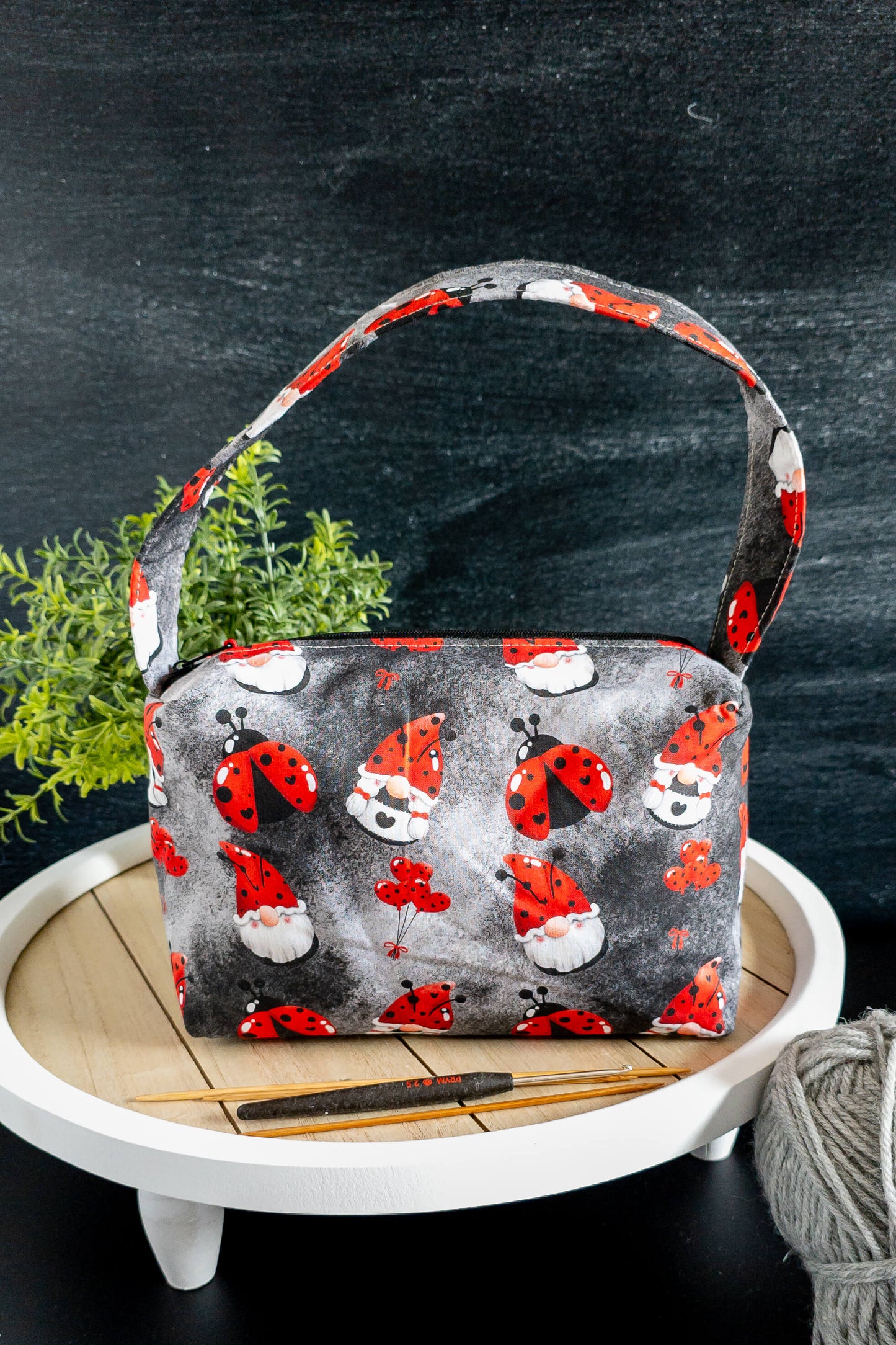 Friggs Bag „Glückskobold“ als Stricktasche mit Reißverschluss, Henkel und stabilem Volumenvlies.