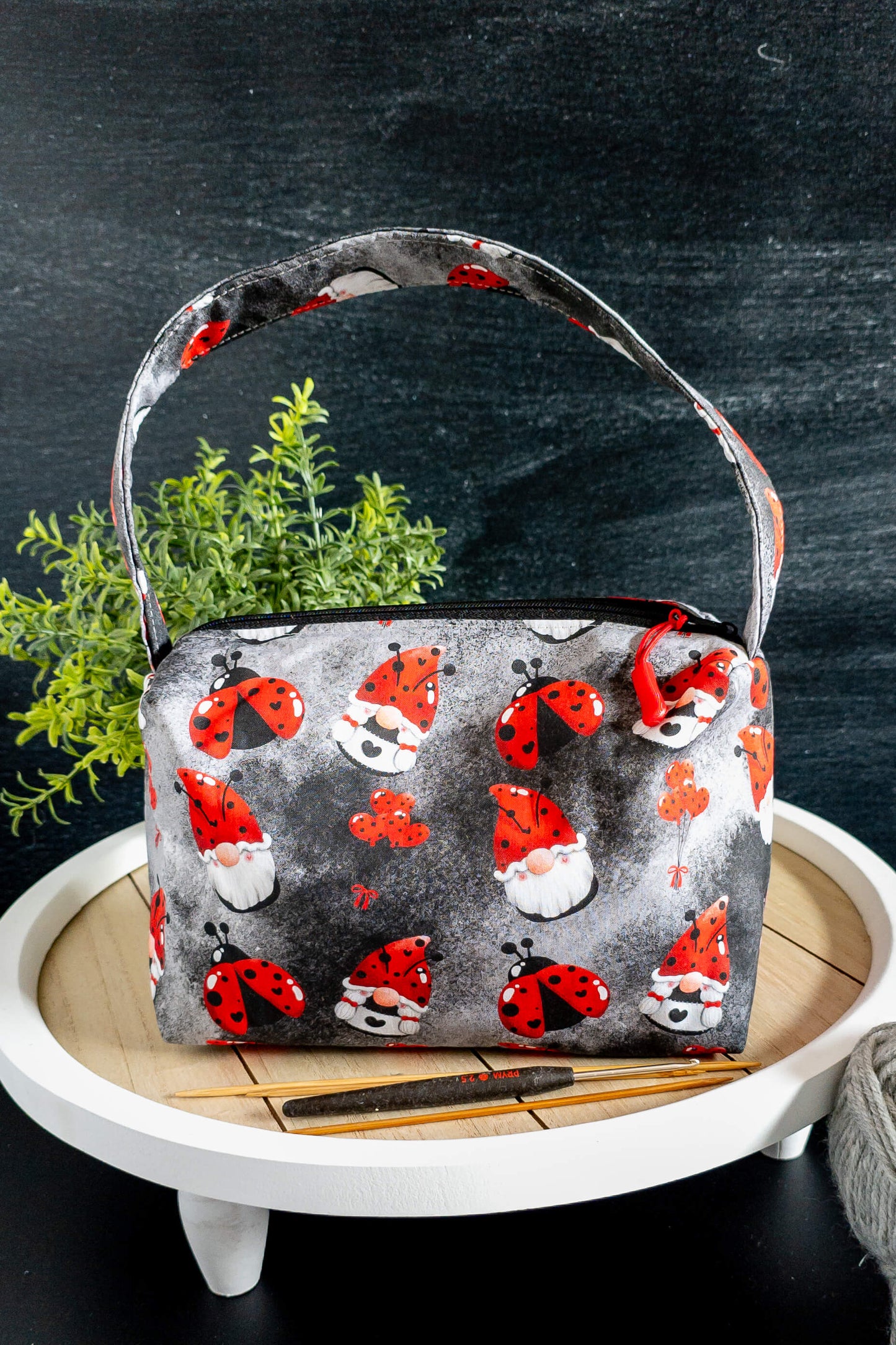 Detailansicht der Handarbeitstasche mit buntem Kobold-Design und hochwertiger Verarbeitung.